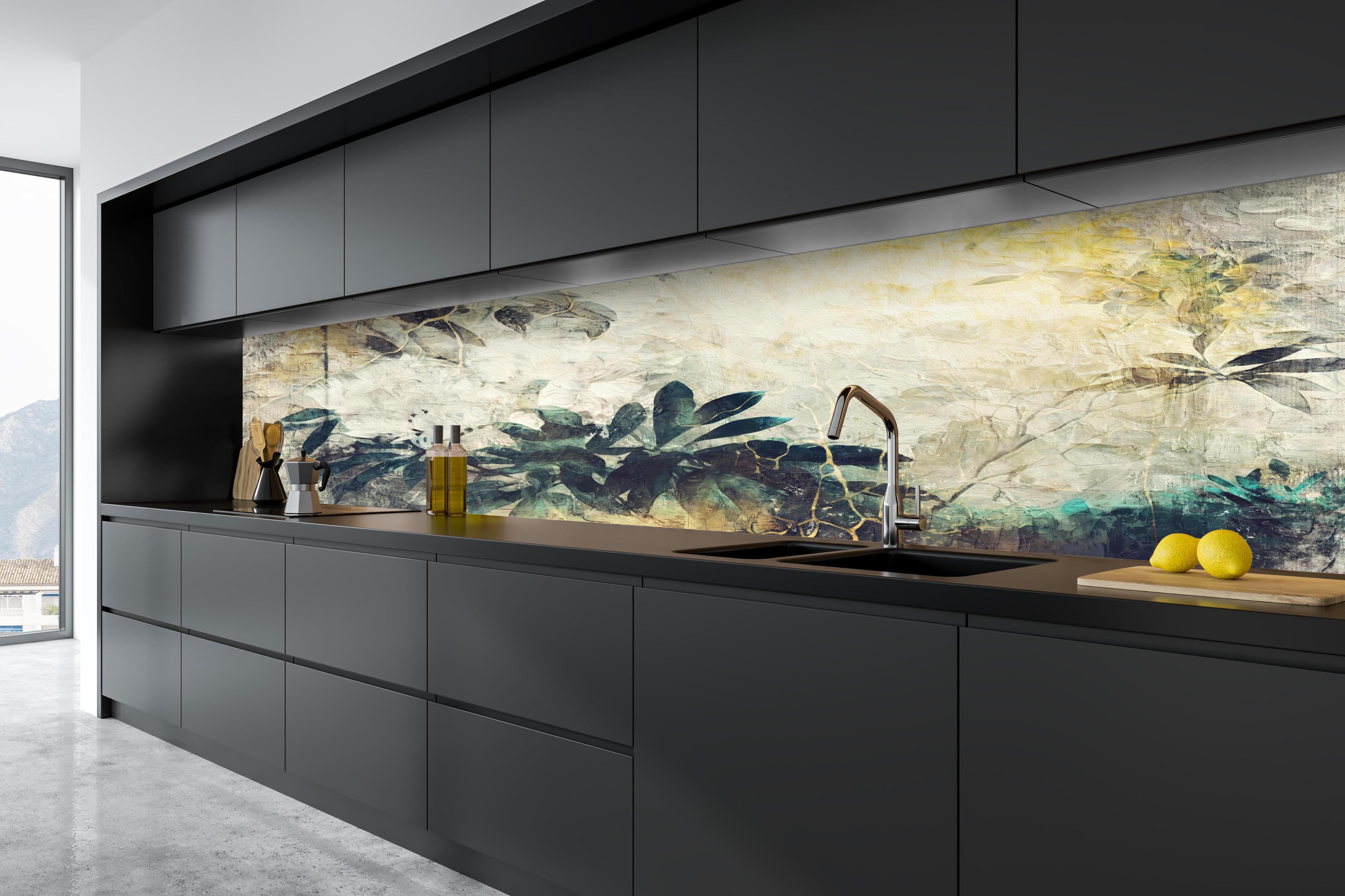 Küche - Baumzweig Gemälde hinter weißen Hochglanz-Küchenregalen und schwarzem Wasserhahn