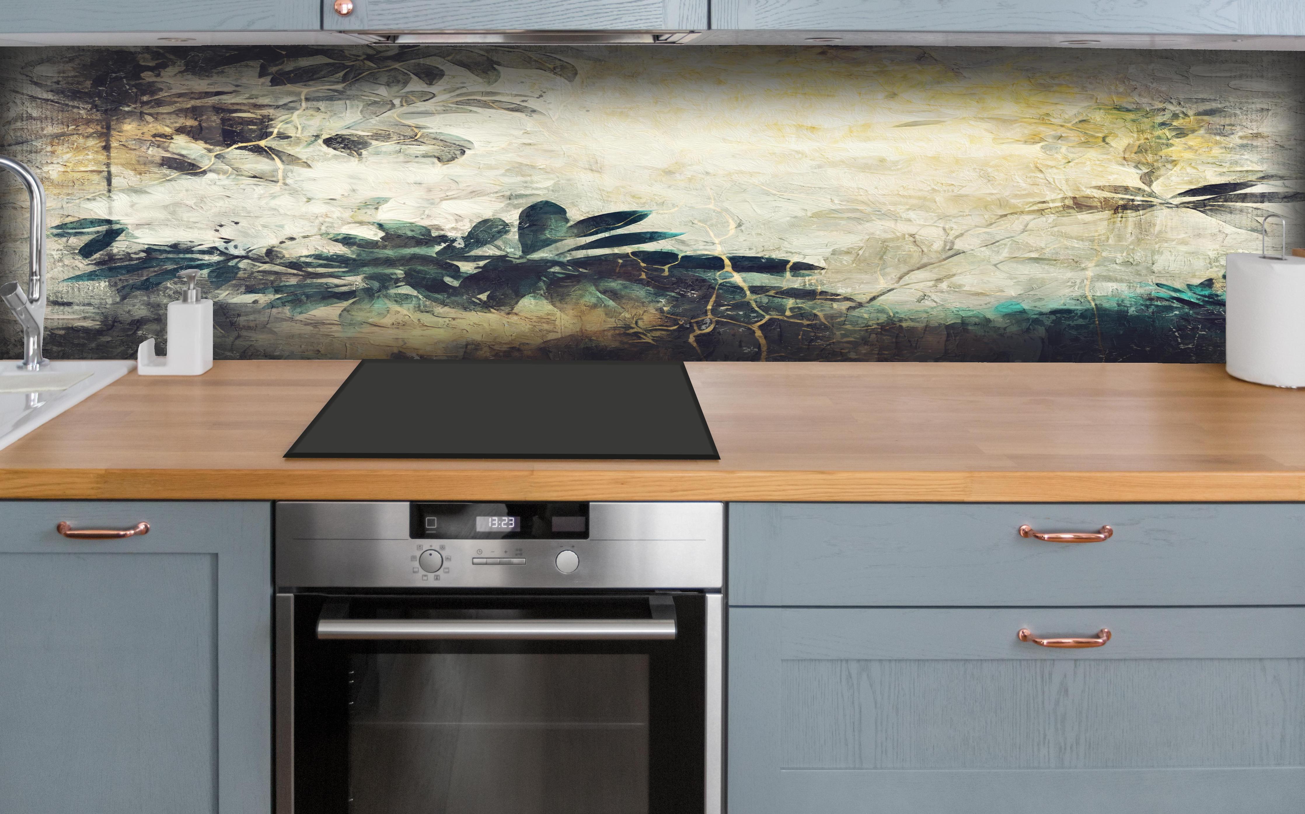 Küche - Baumzweig Gemälde hinter weißen Hochglanz-Küchenregalen und schwarzem Wasserhahn