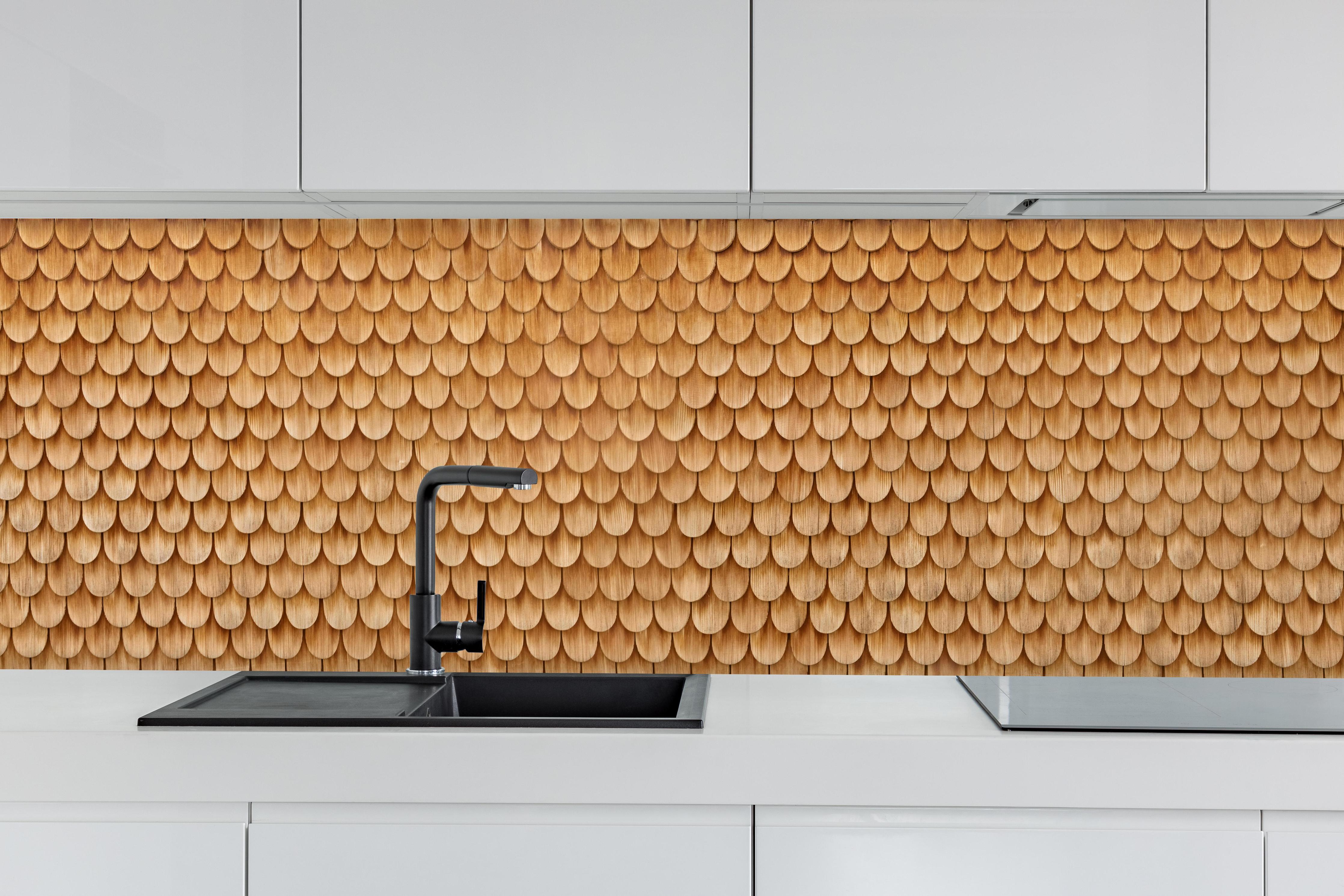 Küche - Bayrische Holzschindeln hinter weißen Hochglanz-Küchenregalen und schwarzem Wasserhahn