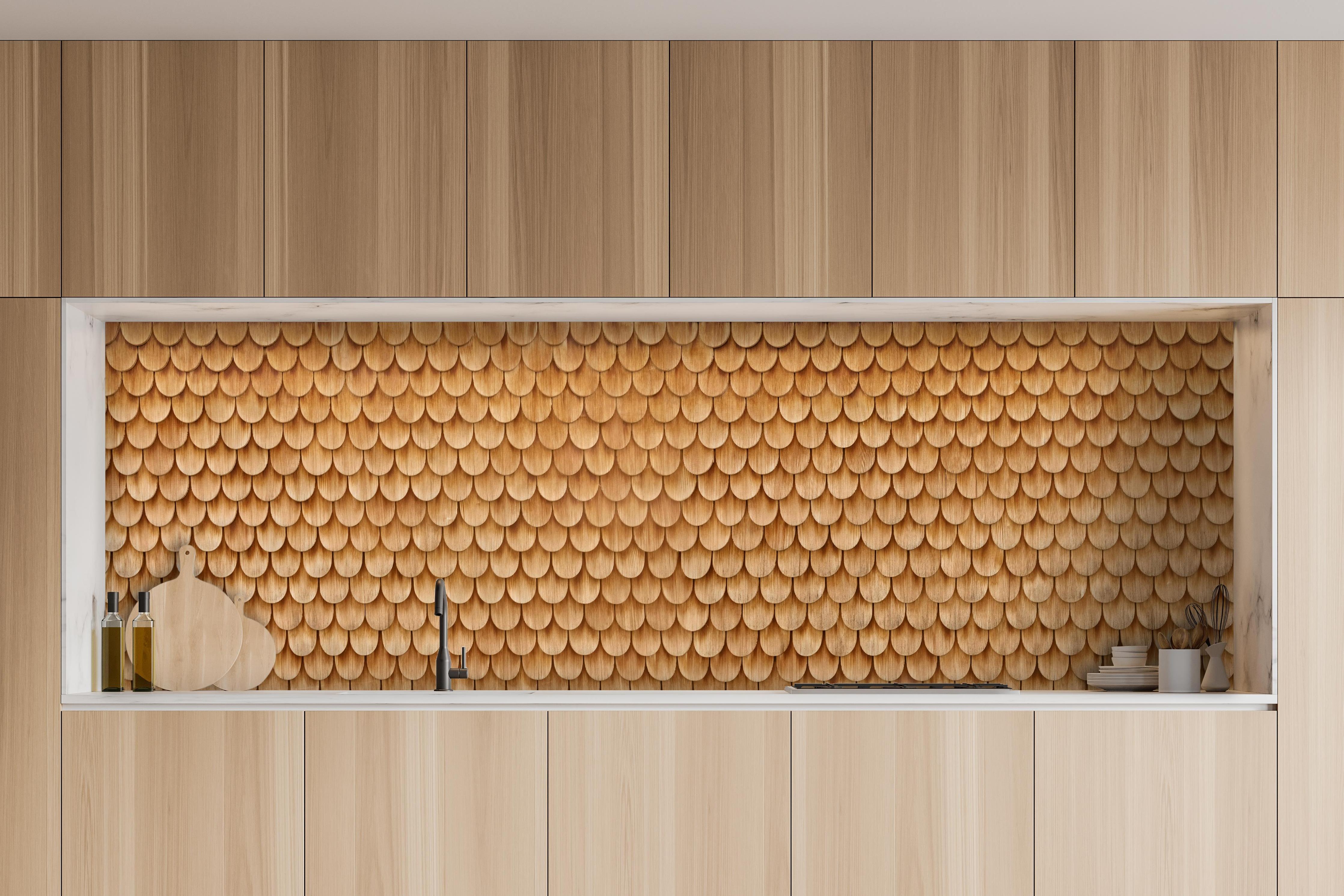 Küche - Bayrische Holzschindeln hinter weißen Hochglanz-Küchenregalen und schwarzem Wasserhahn