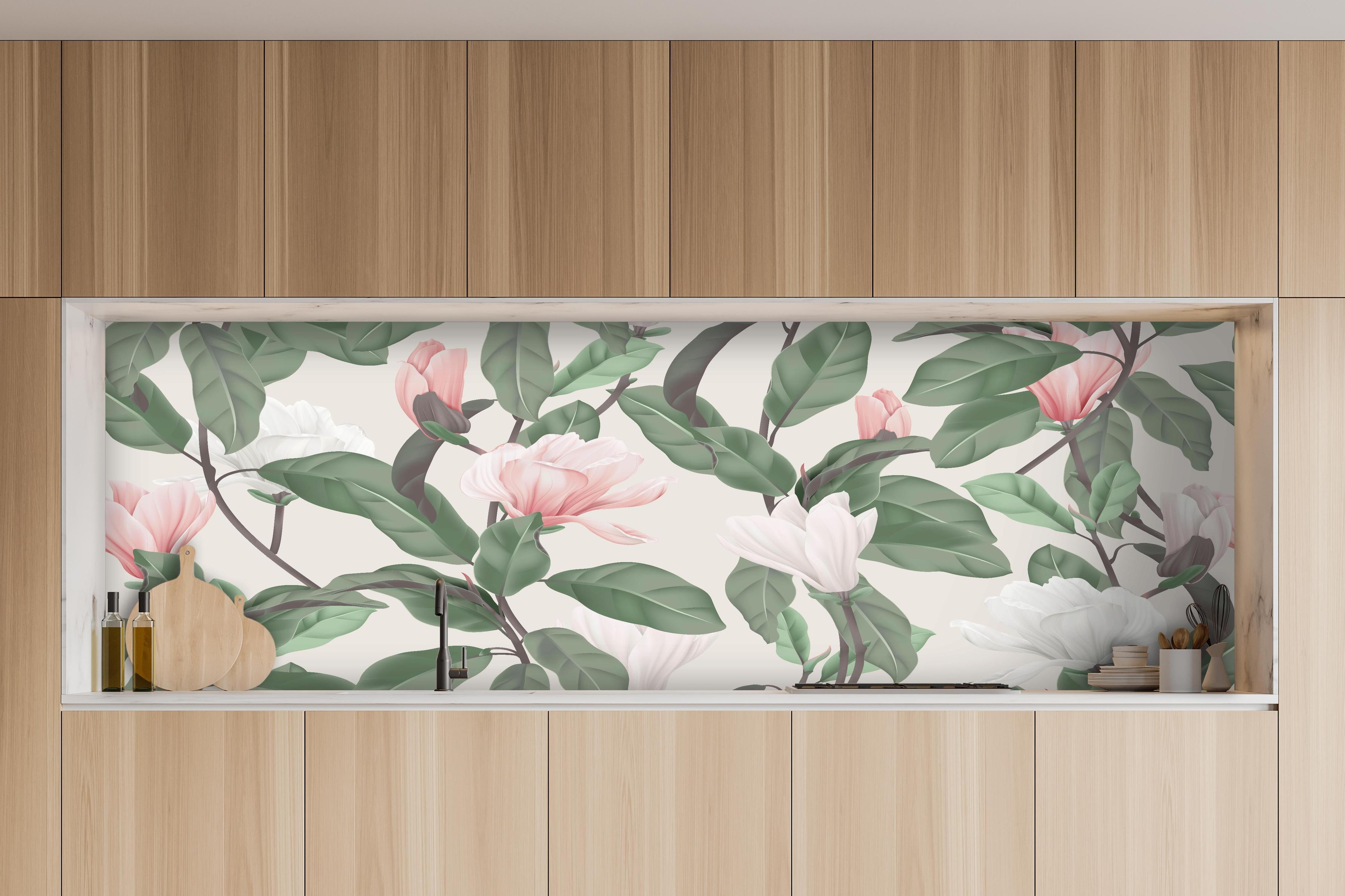 Küche - Beige Anise Magnolien Blumenmuster hinter weißen Hochglanz-Küchenregalen und schwarzem Wasserhahn