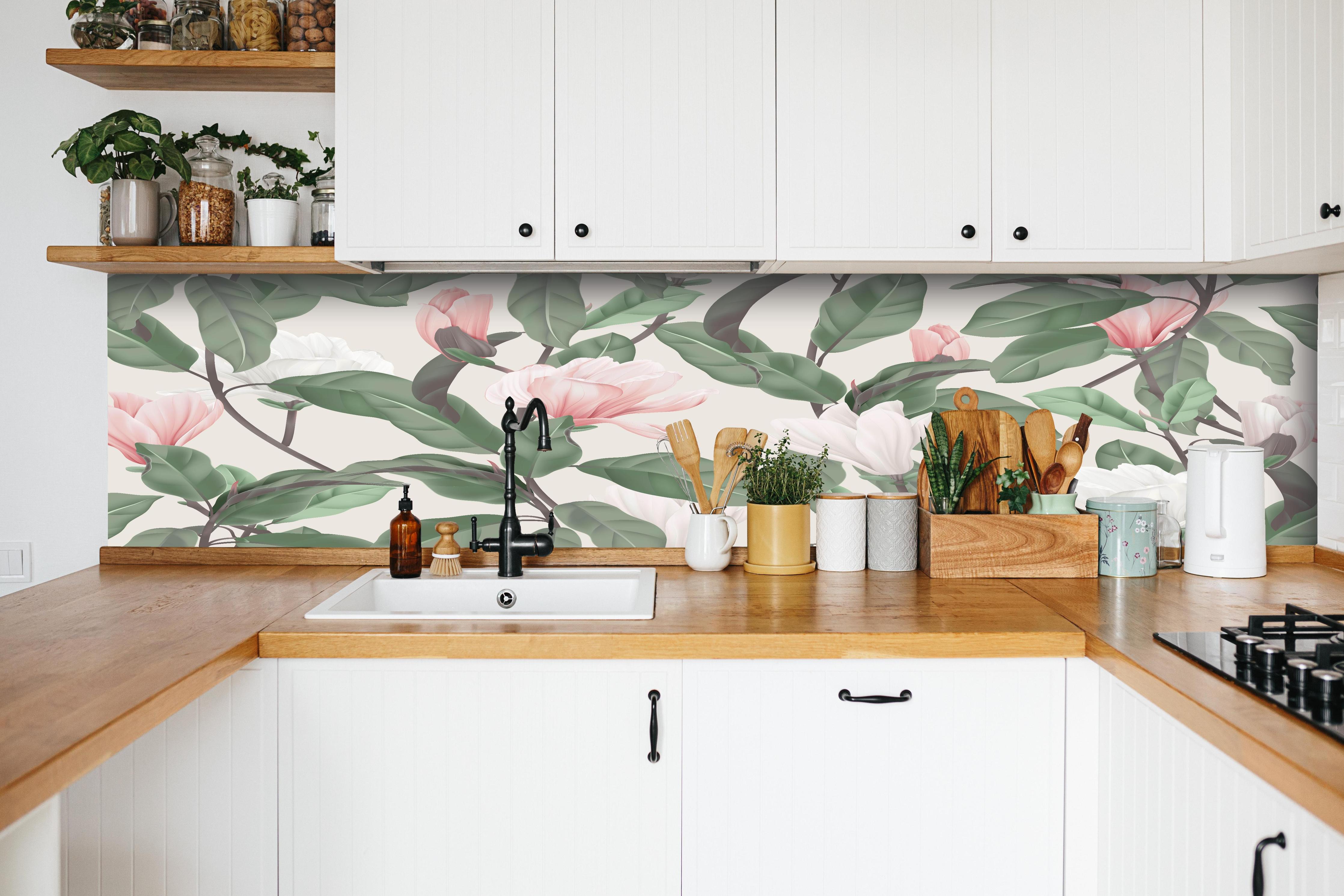 Küche - Beige Anise Magnolien Blumenmuster hinter weißen Hochglanz-Küchenregalen und schwarzem Wasserhahn