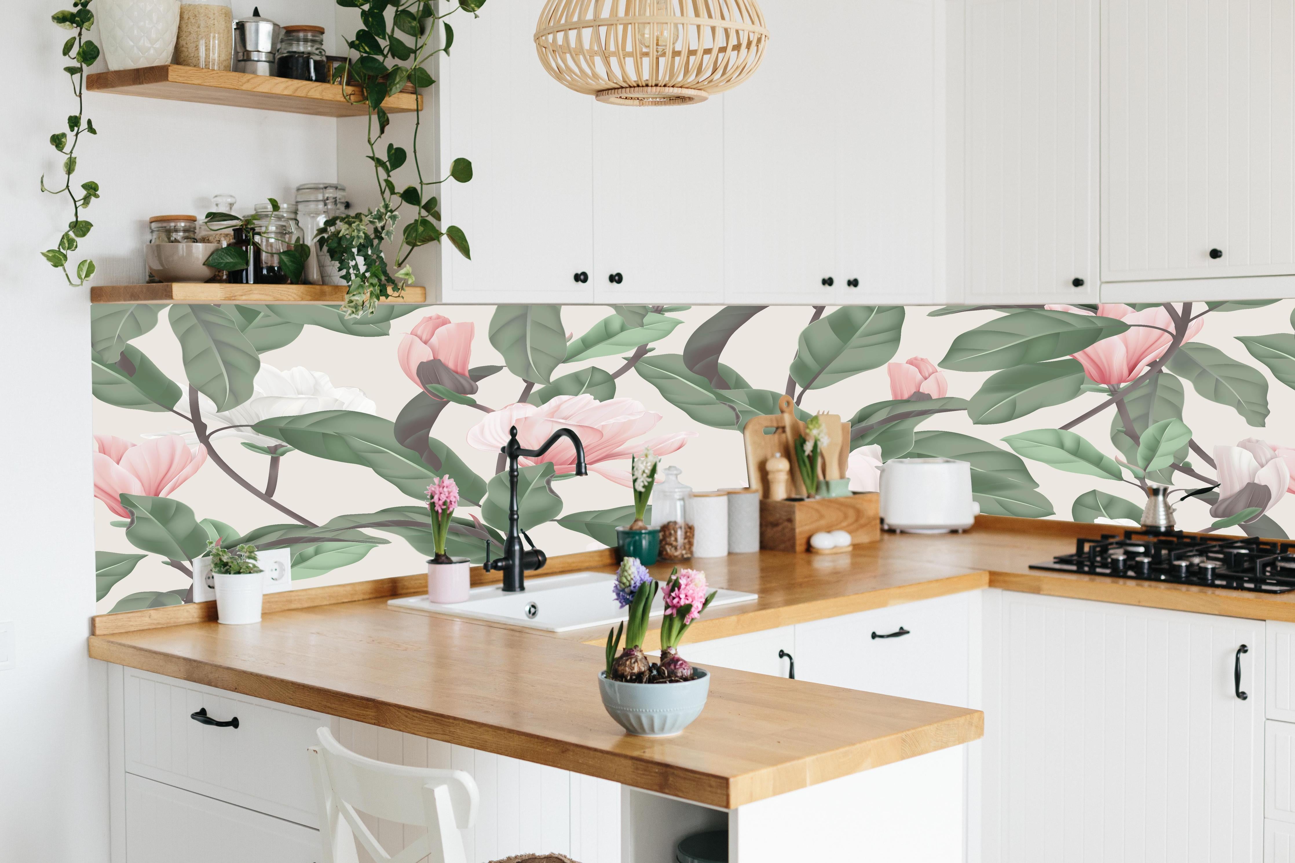 Küche - Beige Anise Magnolien Blumenmuster hinter weißen Hochglanz-Küchenregalen und schwarzem Wasserhahn