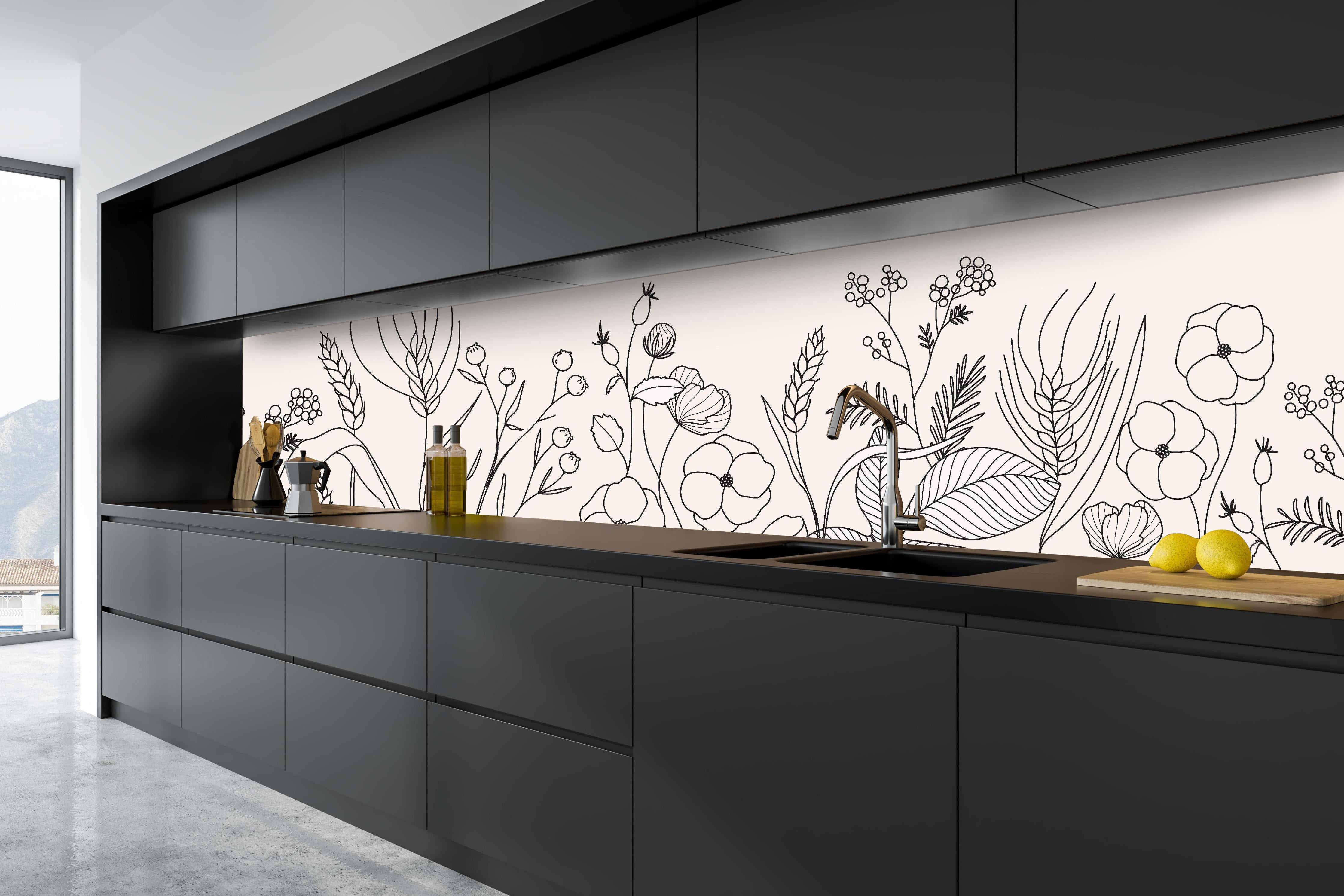Küche - Beige Blumen- und Pflanzenillustrationen hinter weißen Hochglanz-Küchenregalen und schwarzem Wasserhahn