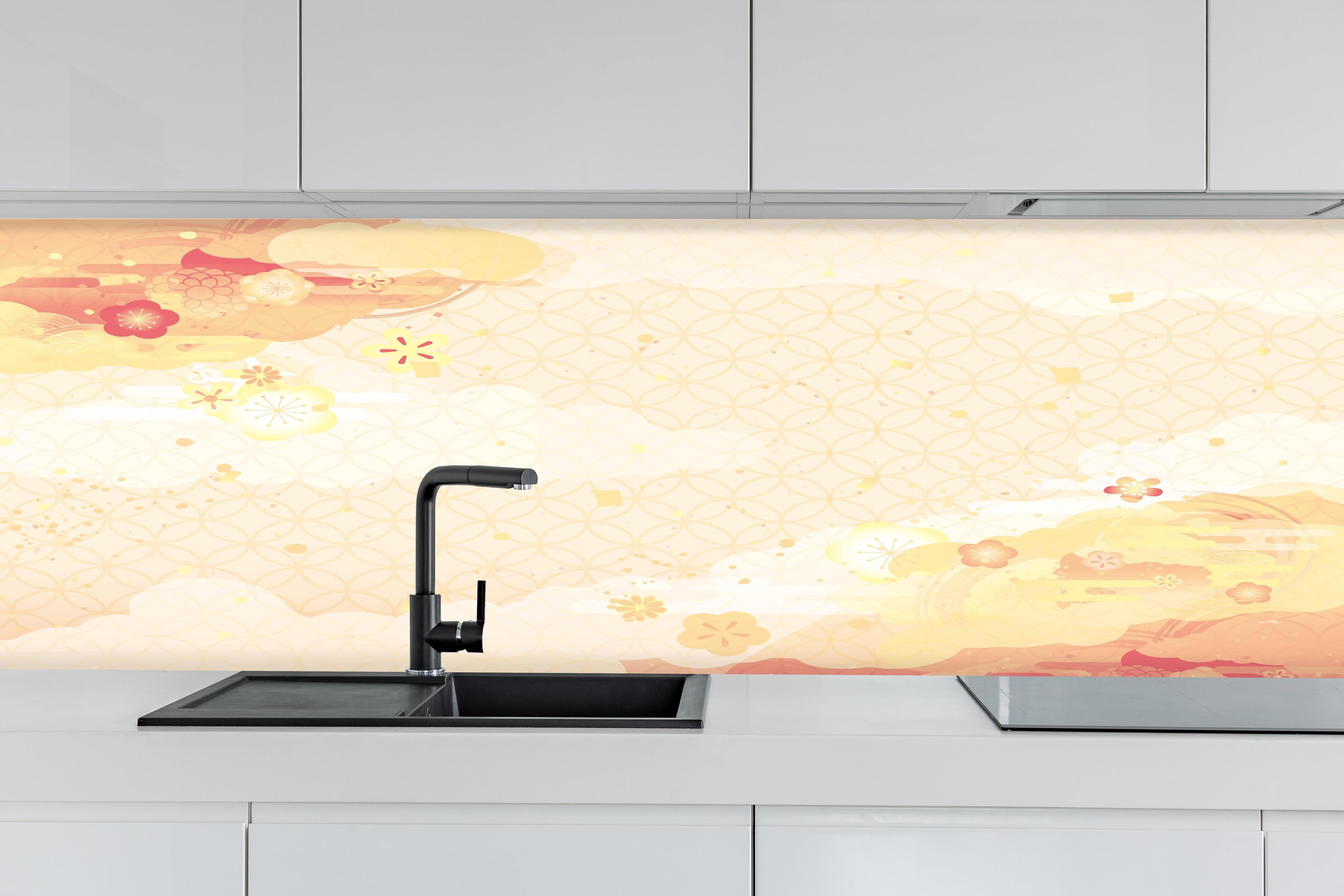 Küche - Beige-Goldene Kirschblüten Illustration hinter weißen Hochglanz-Küchenregalen und schwarzem Wasserhahn