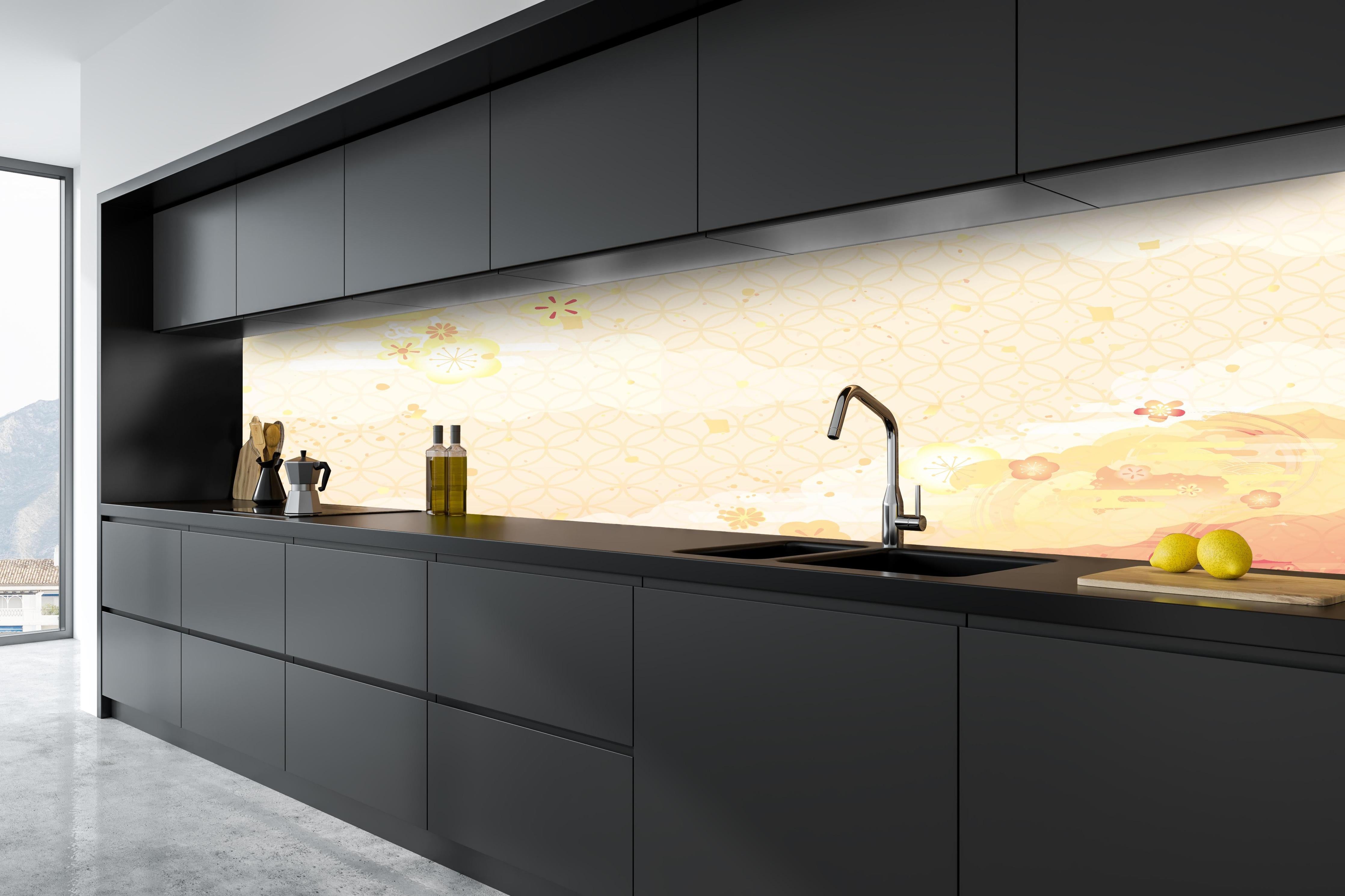Küche - Beige-Goldene Kirschblüten Illustration hinter weißen Hochglanz-Küchenregalen und schwarzem Wasserhahn