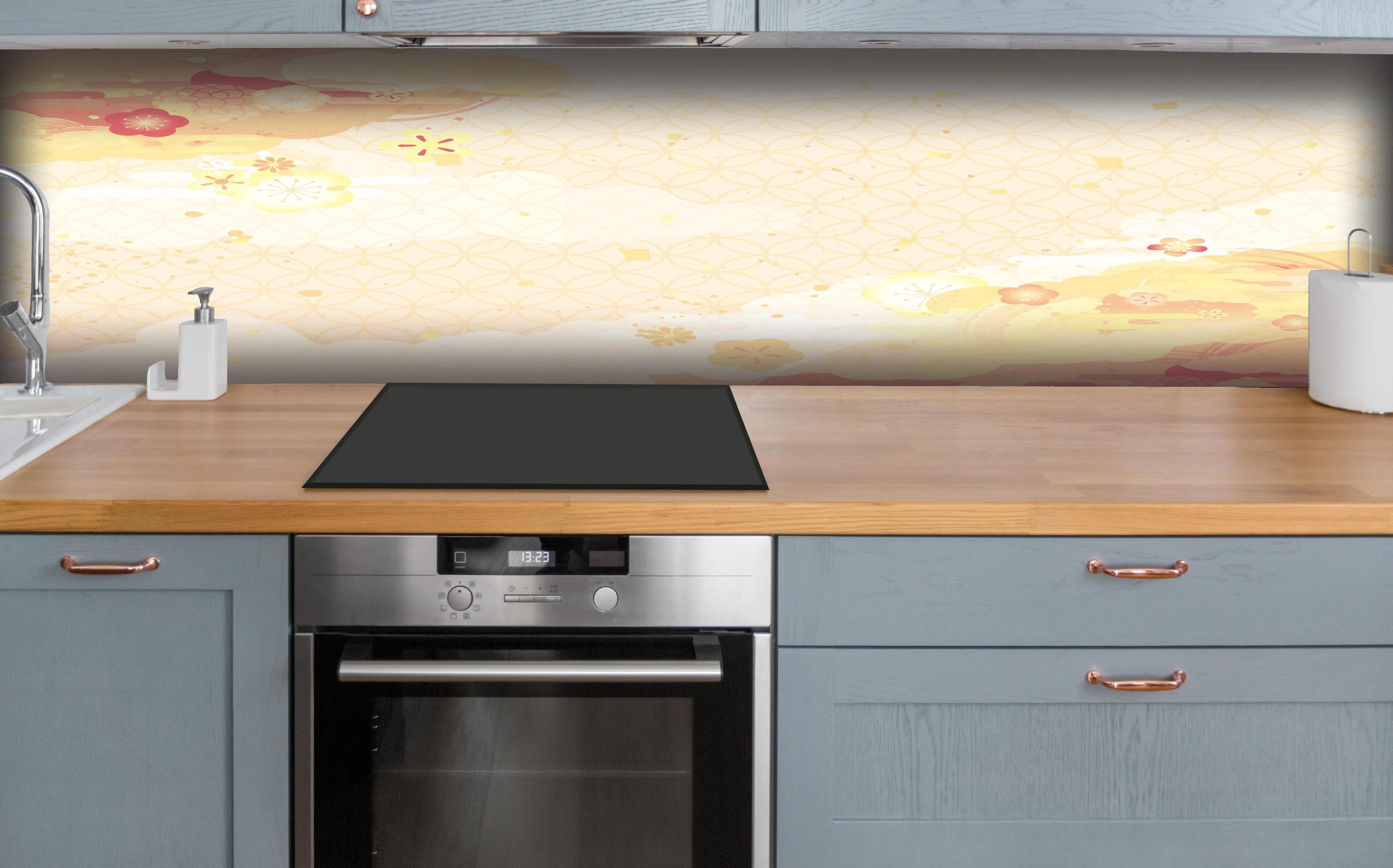 Küche - Beige-Goldene Kirschblüten Illustration hinter weißen Hochglanz-Küchenregalen und schwarzem Wasserhahn