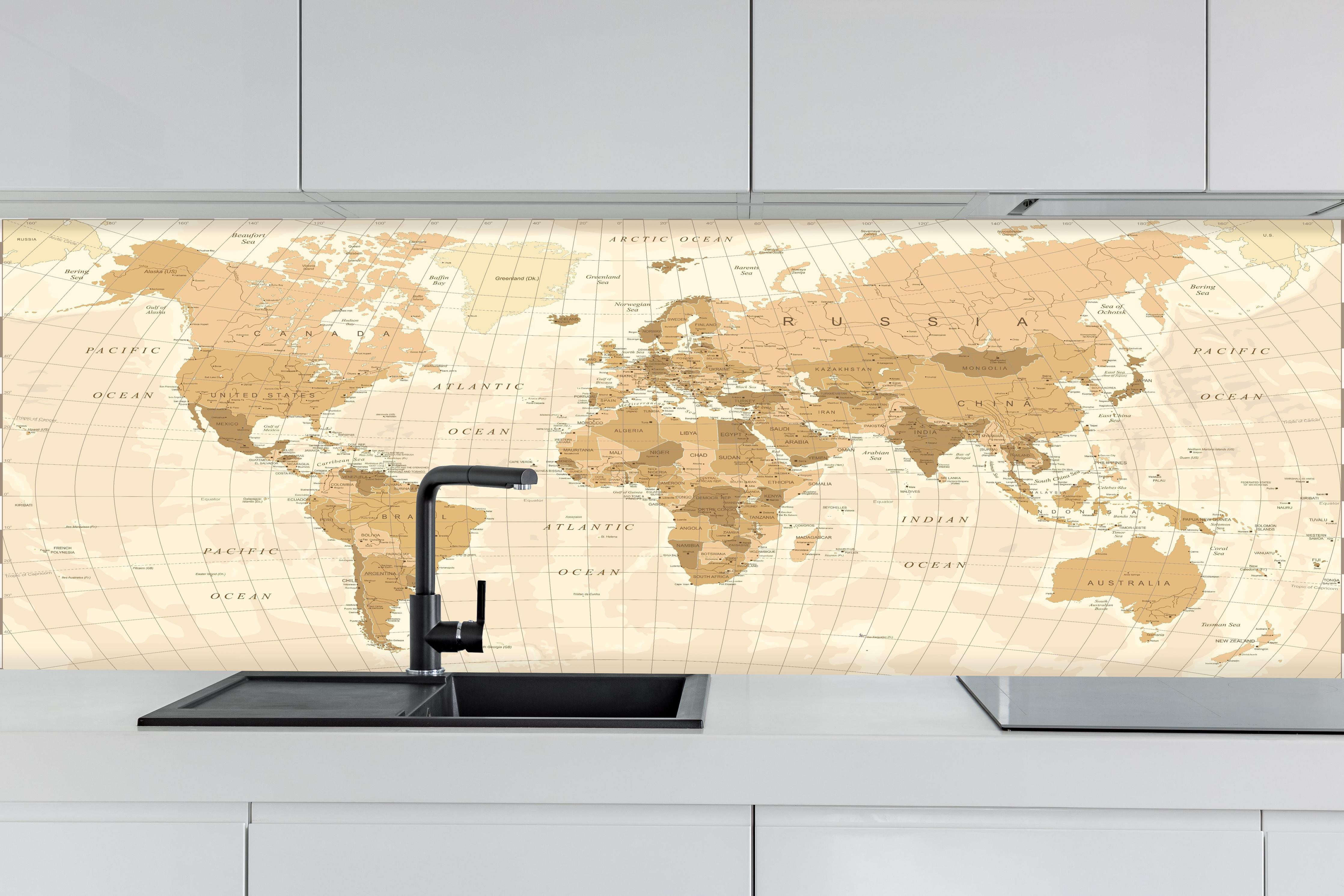 Küche - Beige Vintage Weltkarte Wanddekor hinter weißen Hochglanz-Küchenregalen und schwarzem Wasserhahn