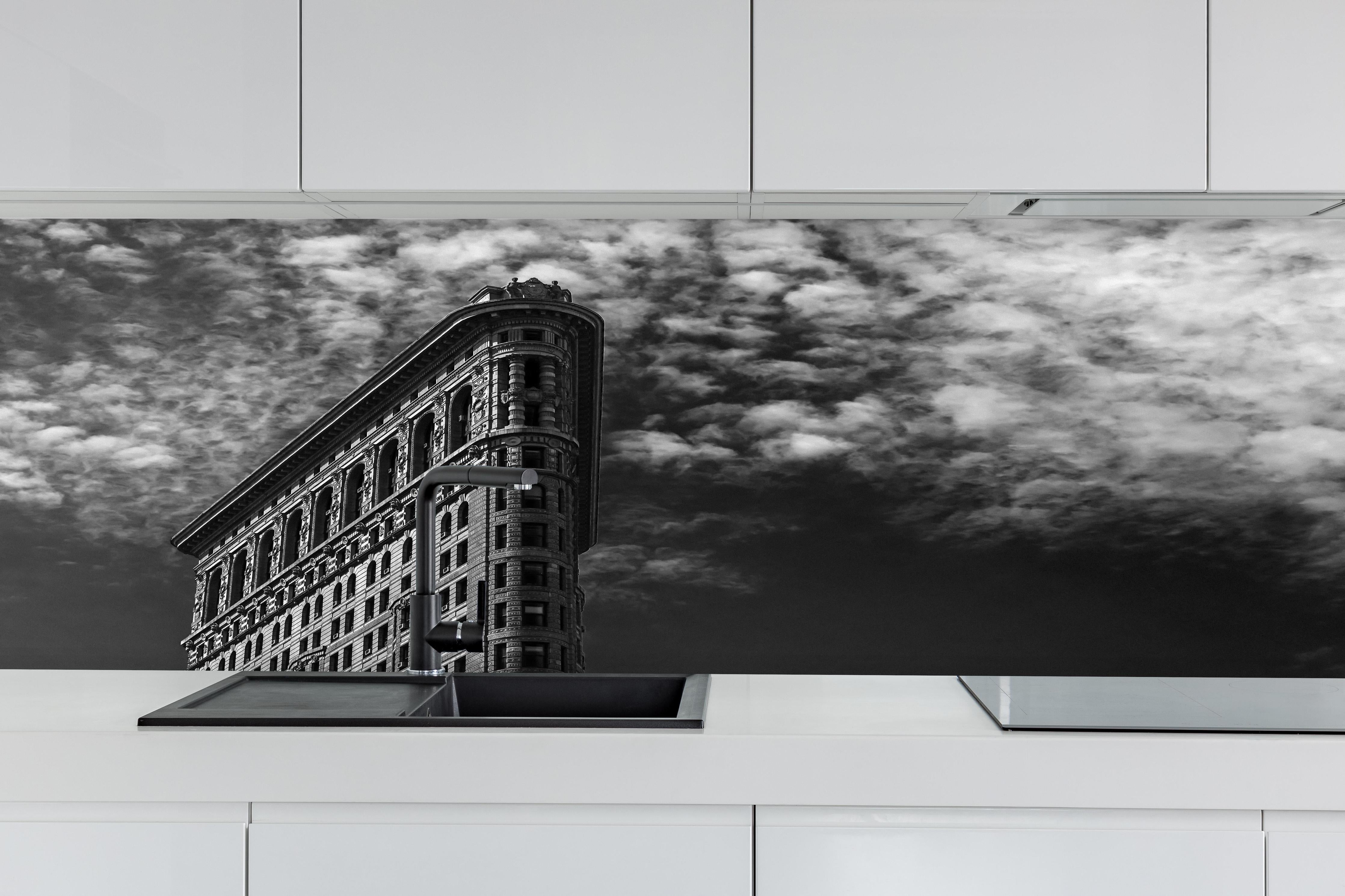 Küche - Berühmtes Flariton Gebäude - NYC hinter weißen Hochglanz-Küchenregalen und schwarzem Wasserhahn