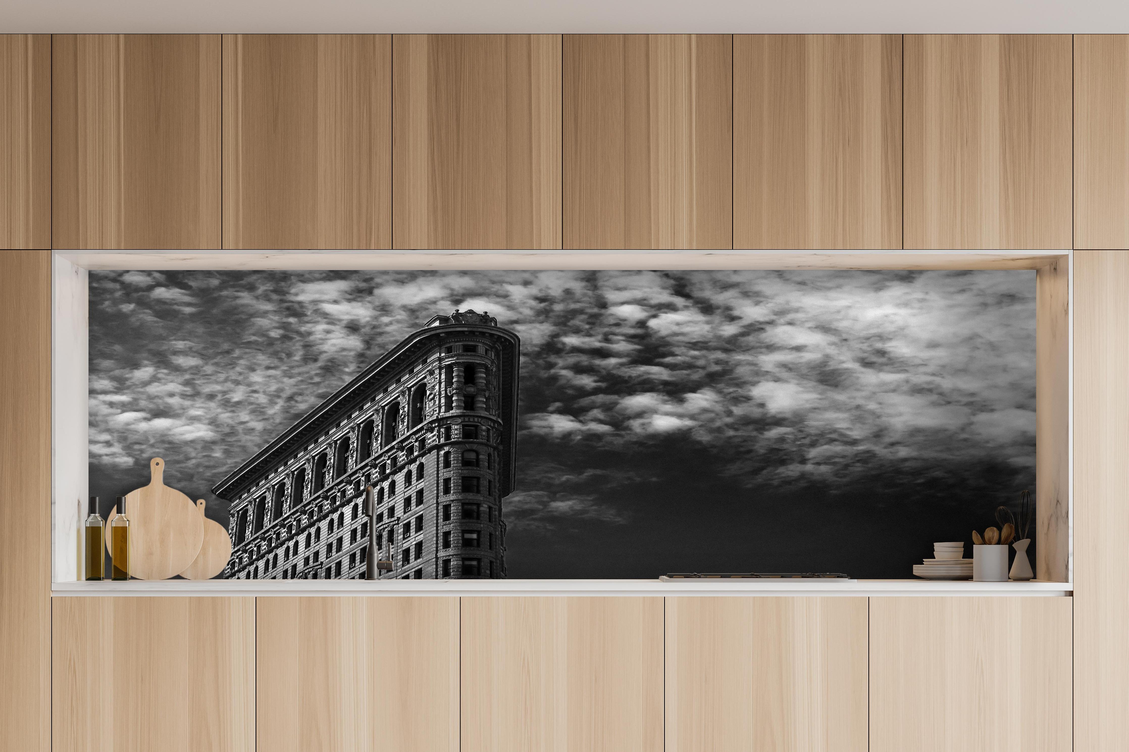 Küche - Berühmtes Flariton Gebäude - NYC hinter weißen Hochglanz-Küchenregalen und schwarzem Wasserhahn