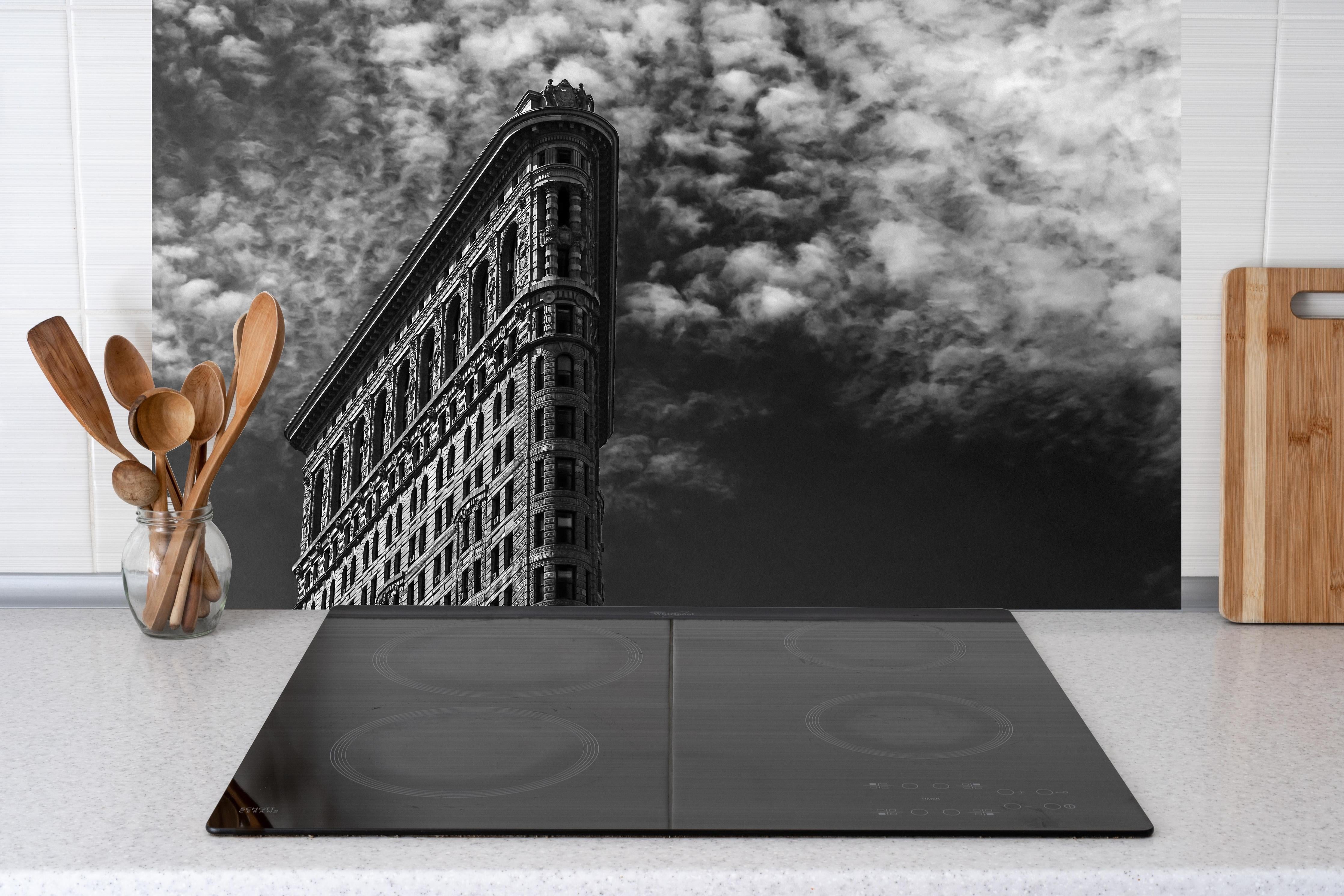 Küche - Berühmtes Flariton Gebäude - NYC hinter weißen Hochglanz-Küchenregalen und schwarzem Wasserhahn