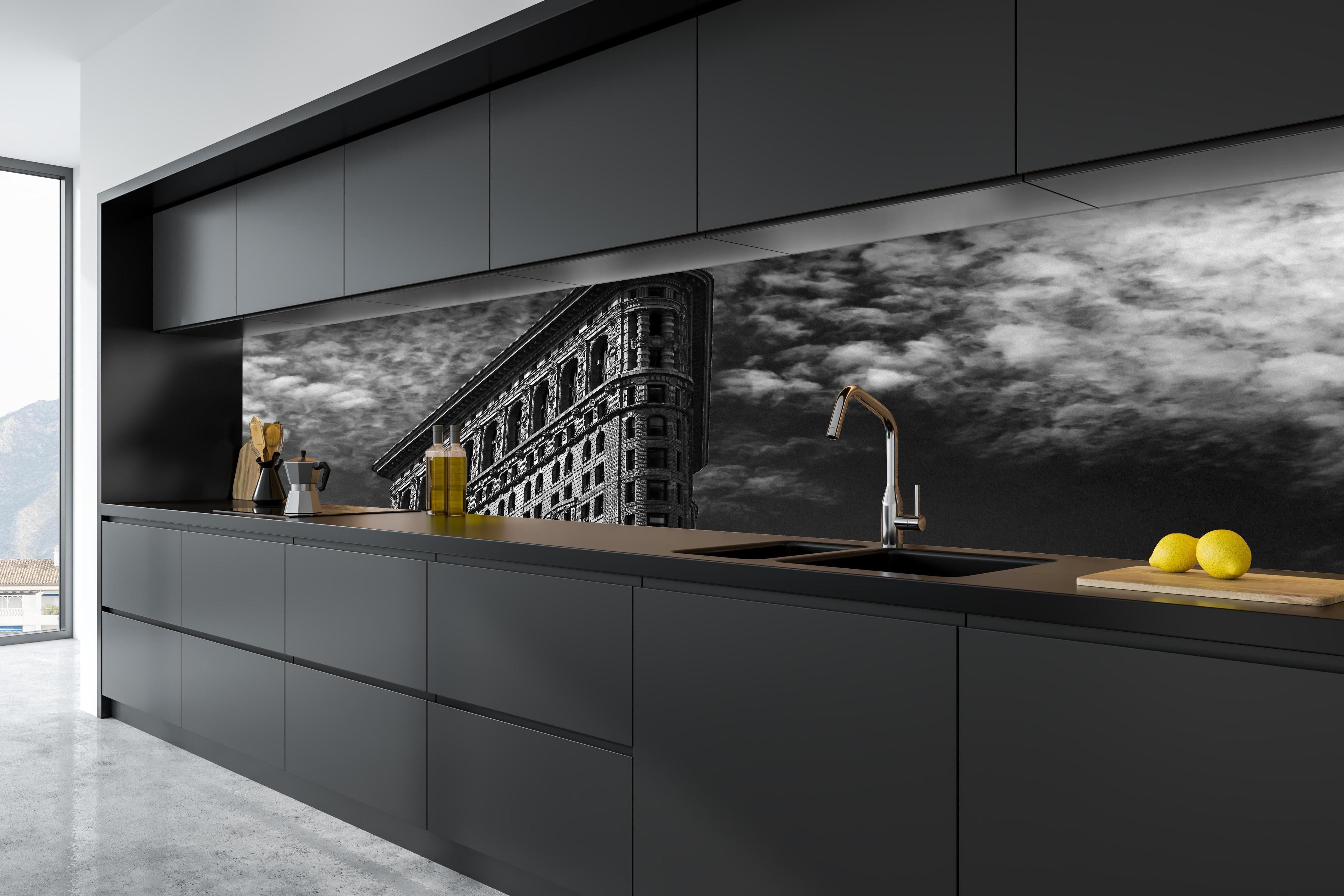 Küche - Berühmtes Flariton Gebäude - NYC hinter weißen Hochglanz-Küchenregalen und schwarzem Wasserhahn