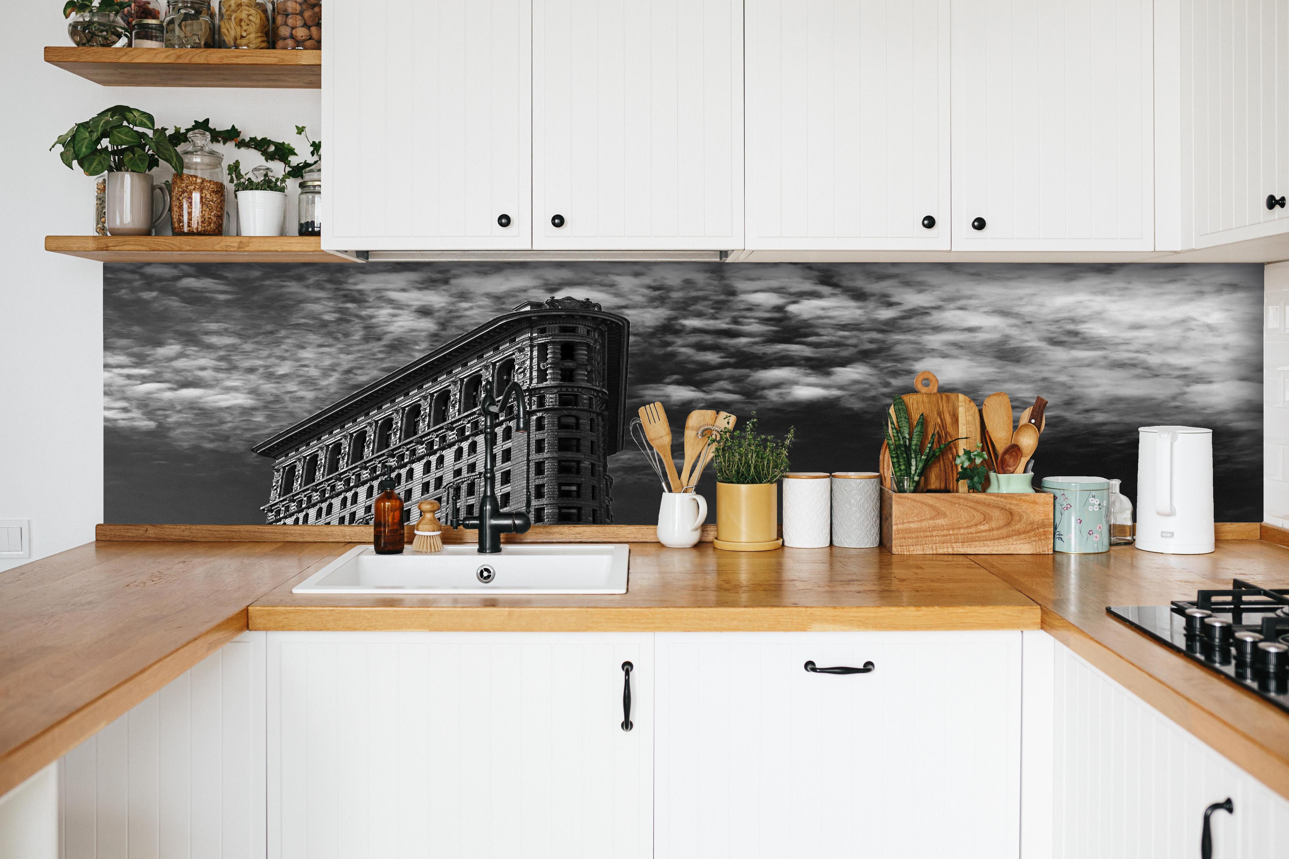 Küche - Berühmtes Flariton Gebäude - NYC hinter weißen Hochglanz-Küchenregalen und schwarzem Wasserhahn