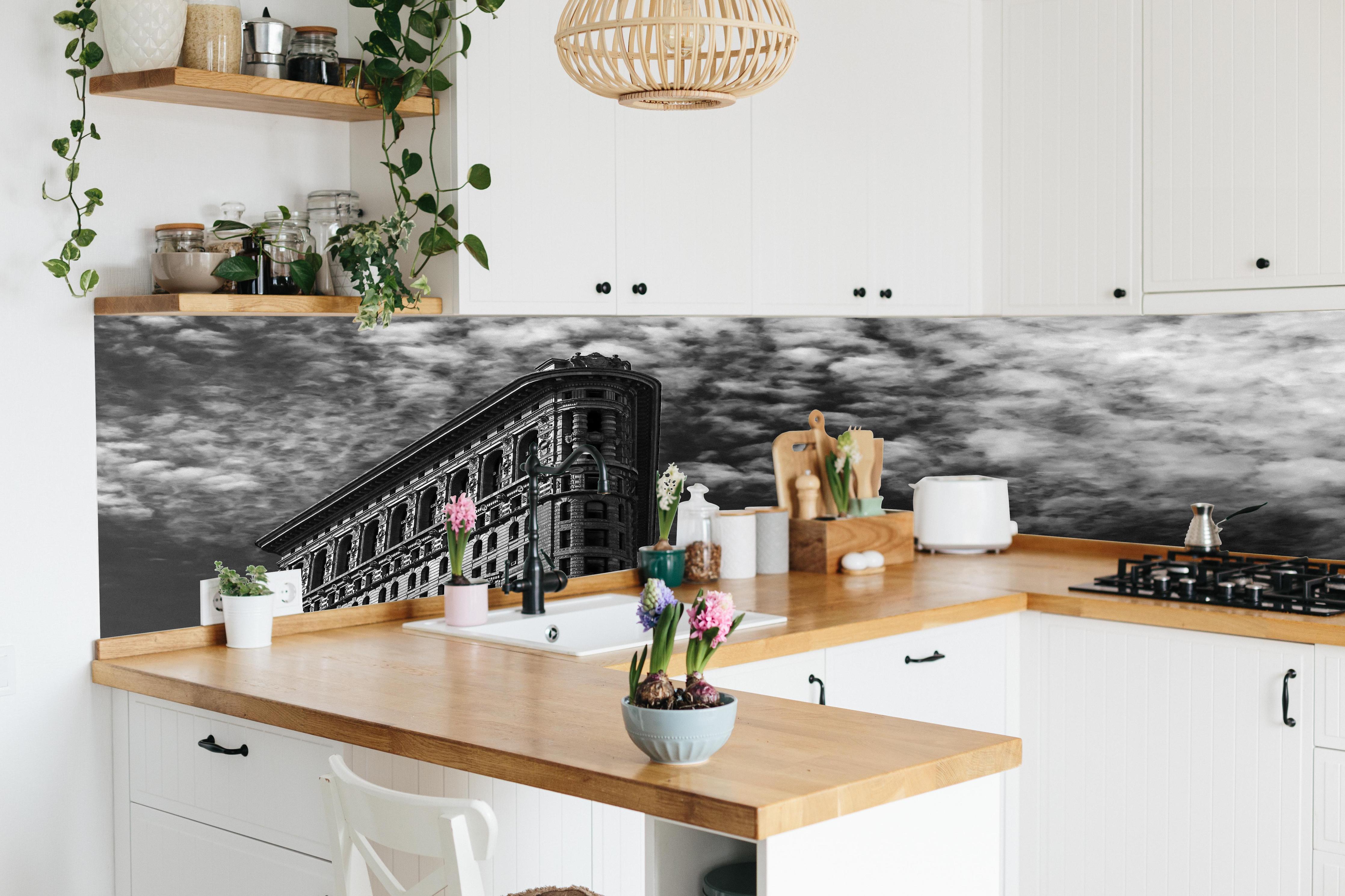 Küche - Berühmtes Flariton Gebäude - NYC hinter weißen Hochglanz-Küchenregalen und schwarzem Wasserhahn