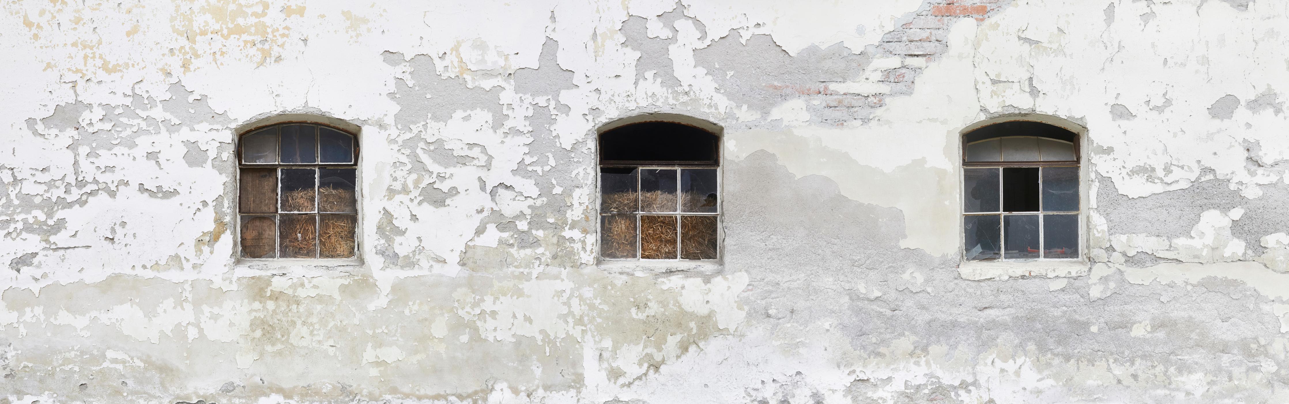 Küchenrückwand-Beschädigte Fenster einer veralteten Hauswand