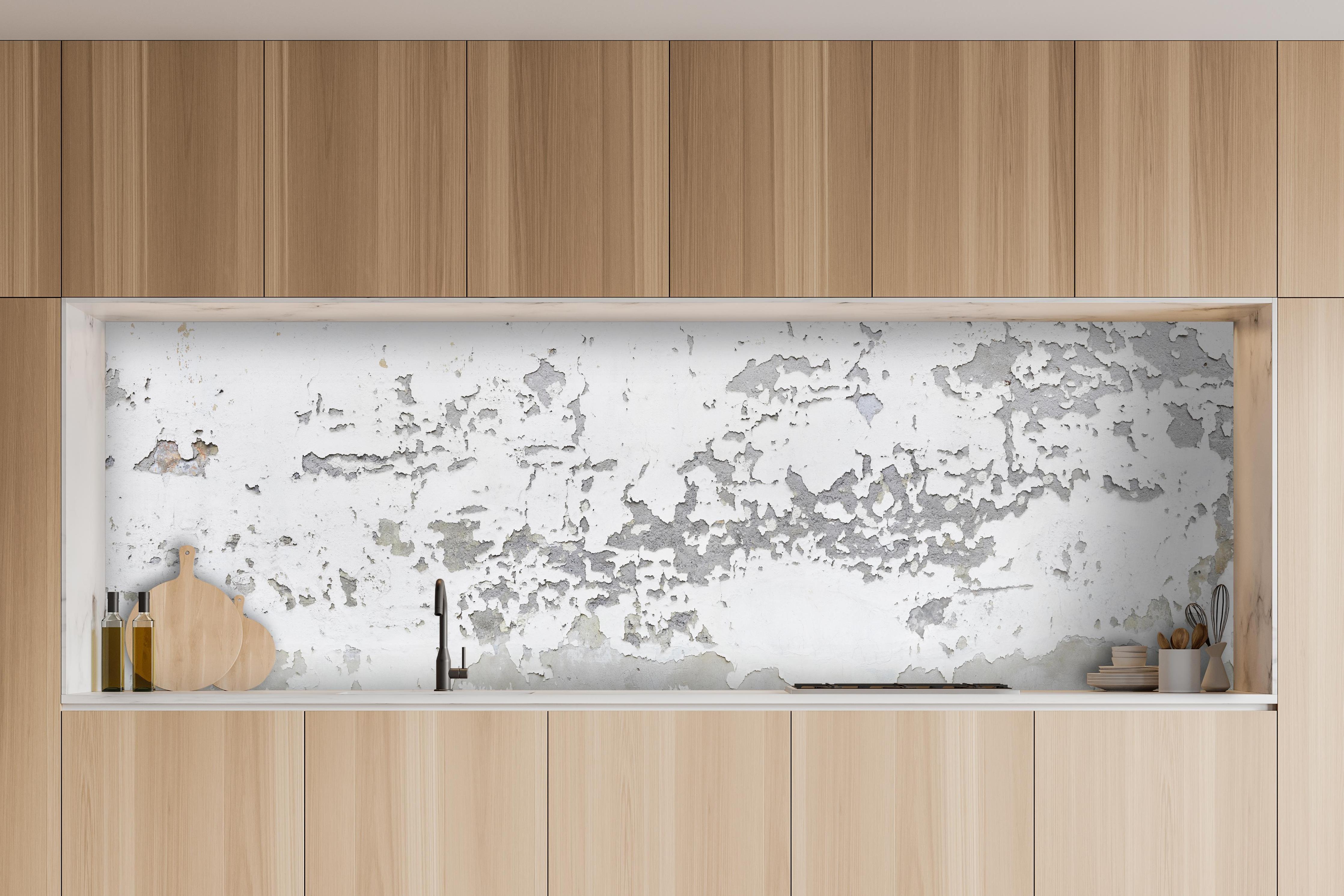 Küche - Beschädigte Wandstruktur hinter weißen Hochglanz-Küchenregalen und schwarzem Wasserhahn