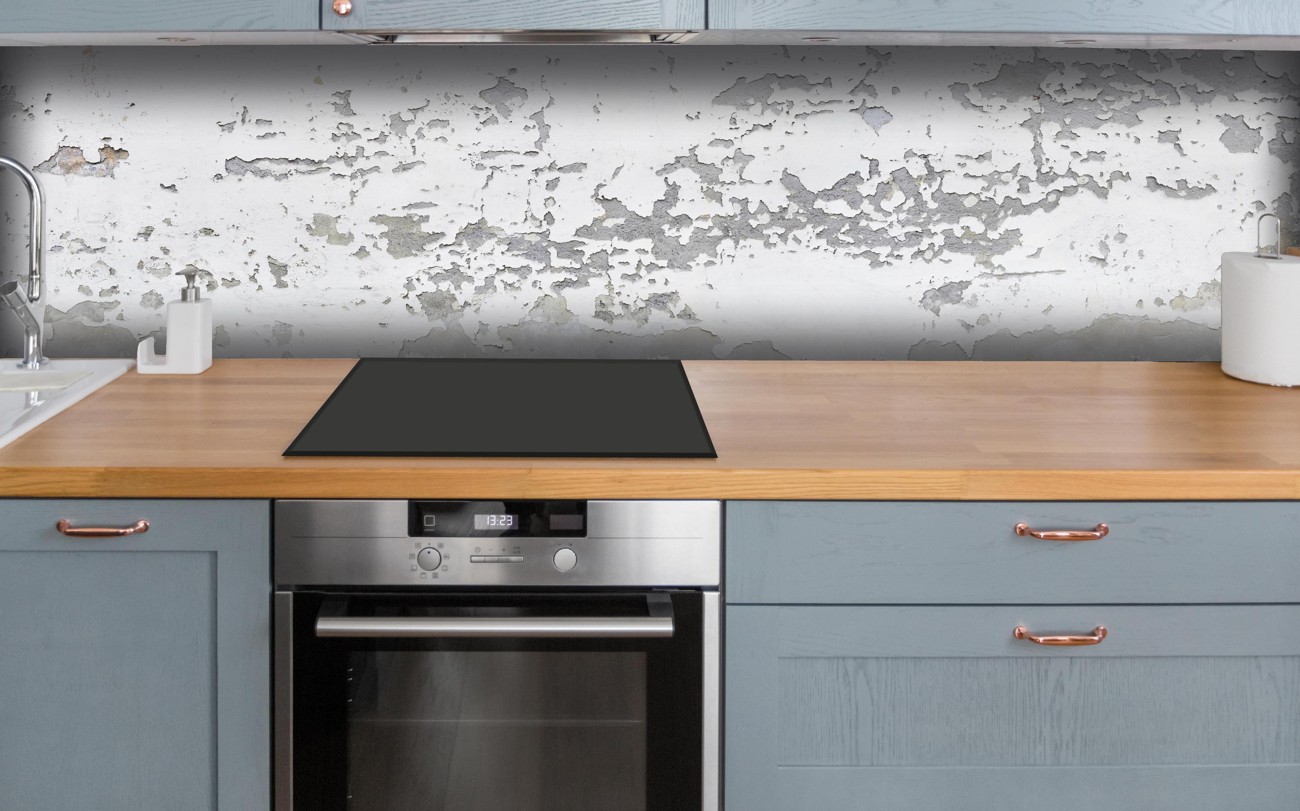 Küche - Beschädigte Wandstruktur hinter weißen Hochglanz-Küchenregalen und schwarzem Wasserhahn