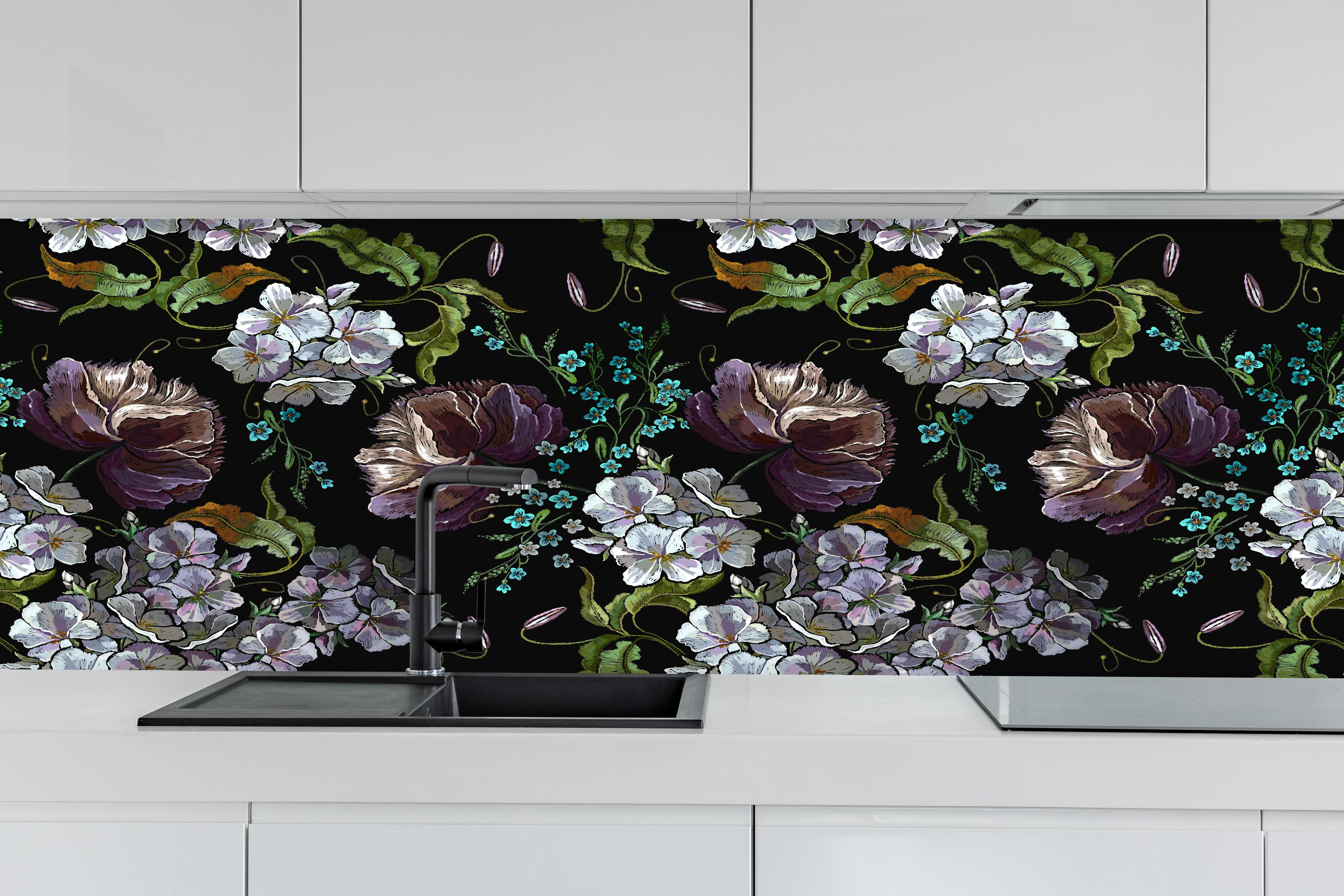 Küche - Besticktes Blumen Nahtloses Sommermuster hinter weißen Hochglanz-Küchenregalen und schwarzem Wasserhahn