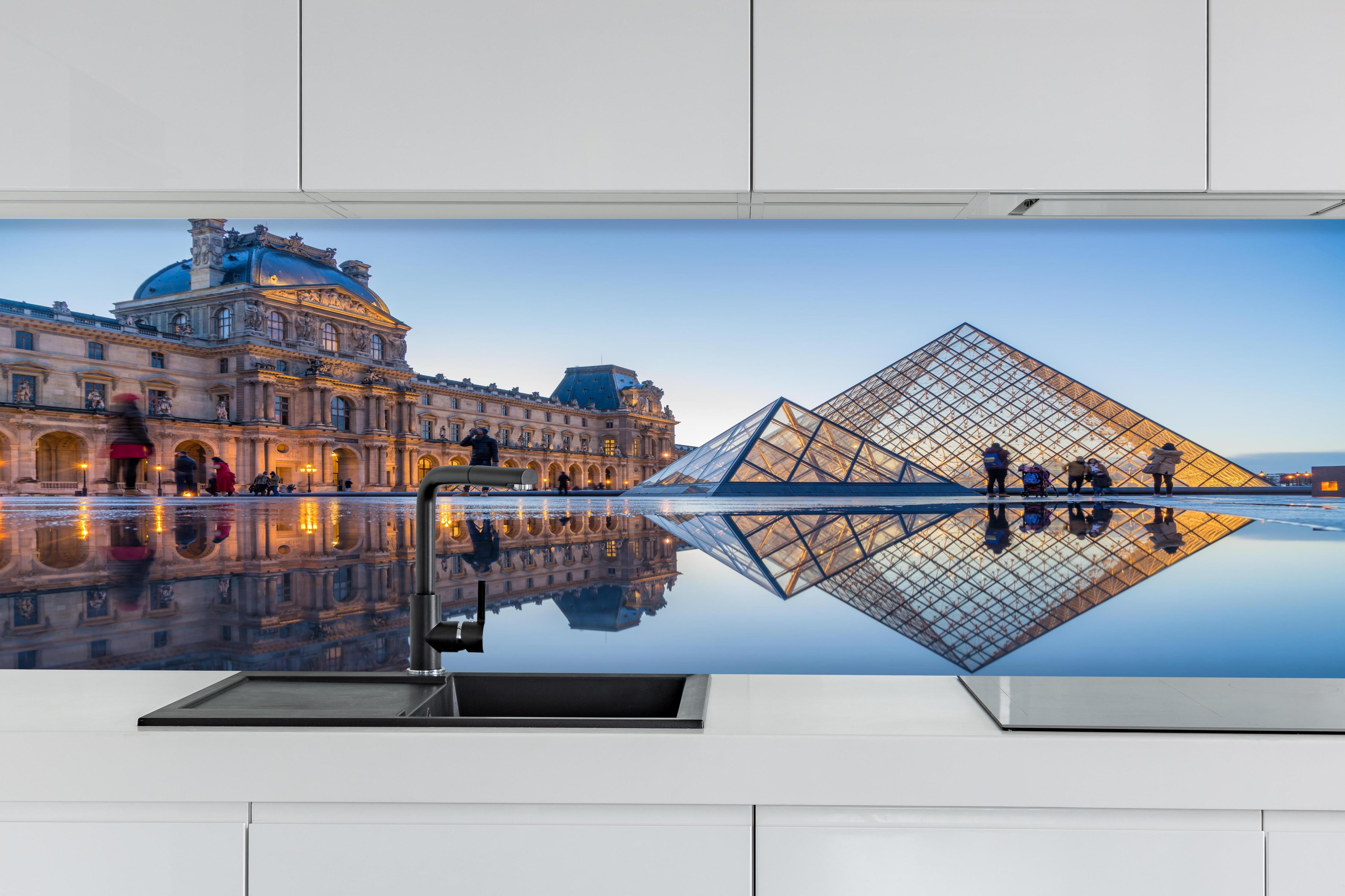 Küche - Bezaubernder Blick auf das Louvre-Museum hinter weißen Hochglanz-Küchenregalen und schwarzem Wasserhahn