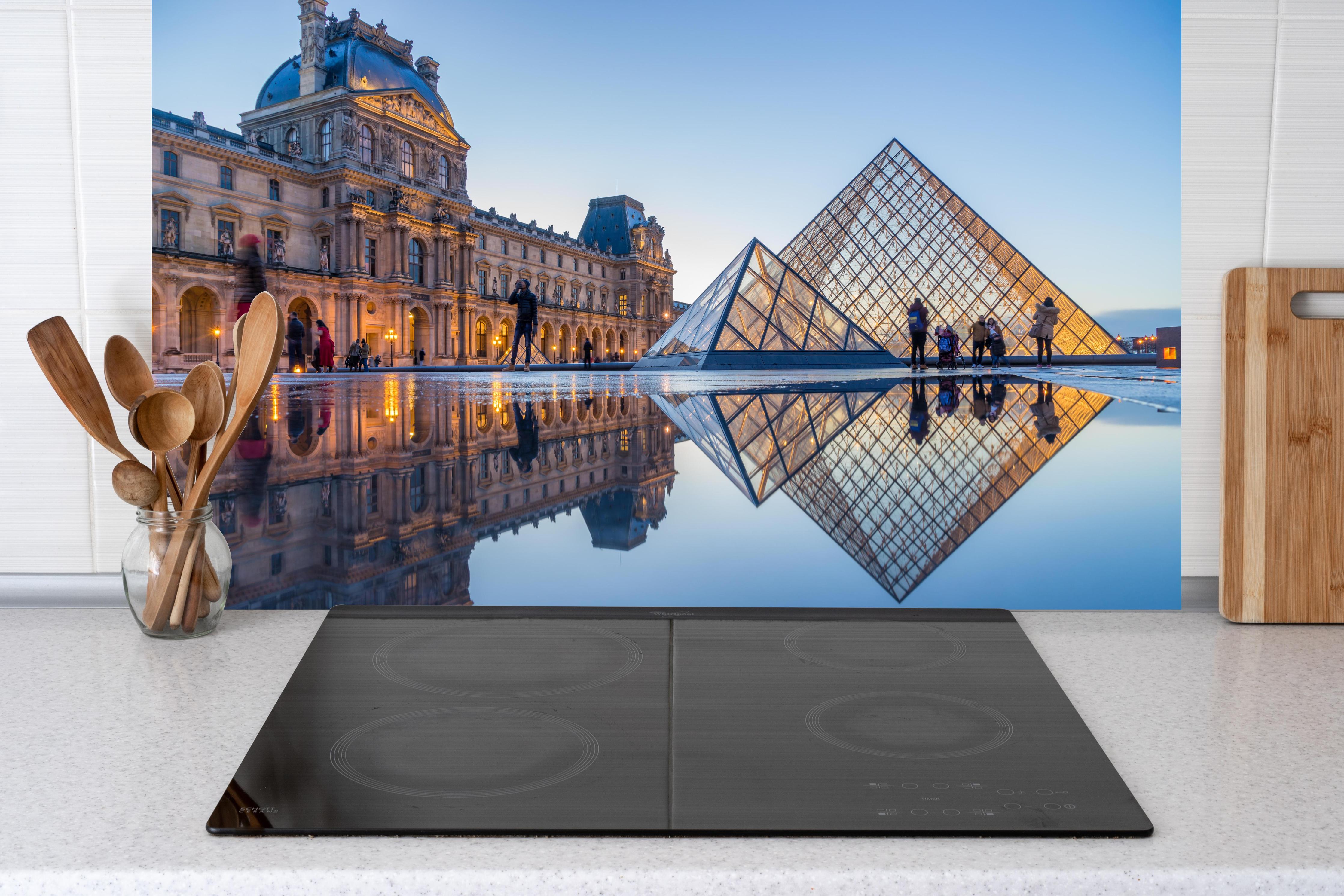 Küche - Bezaubernder Blick auf das Louvre-Museum hinter weißen Hochglanz-Küchenregalen und schwarzem Wasserhahn