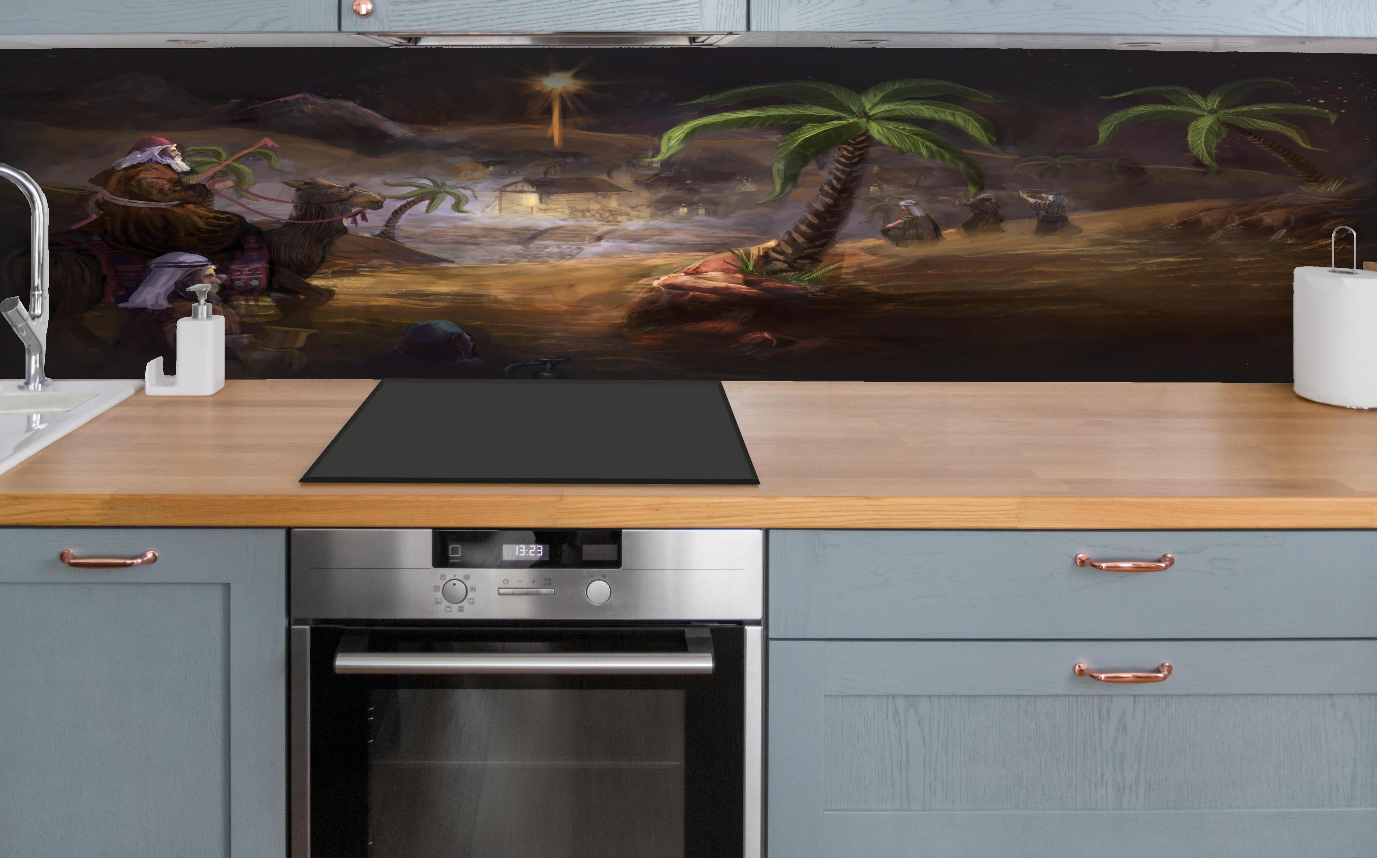 Küche - Biblisches Gemälde hinter weißen Hochglanz-Küchenregalen und schwarzem Wasserhahn