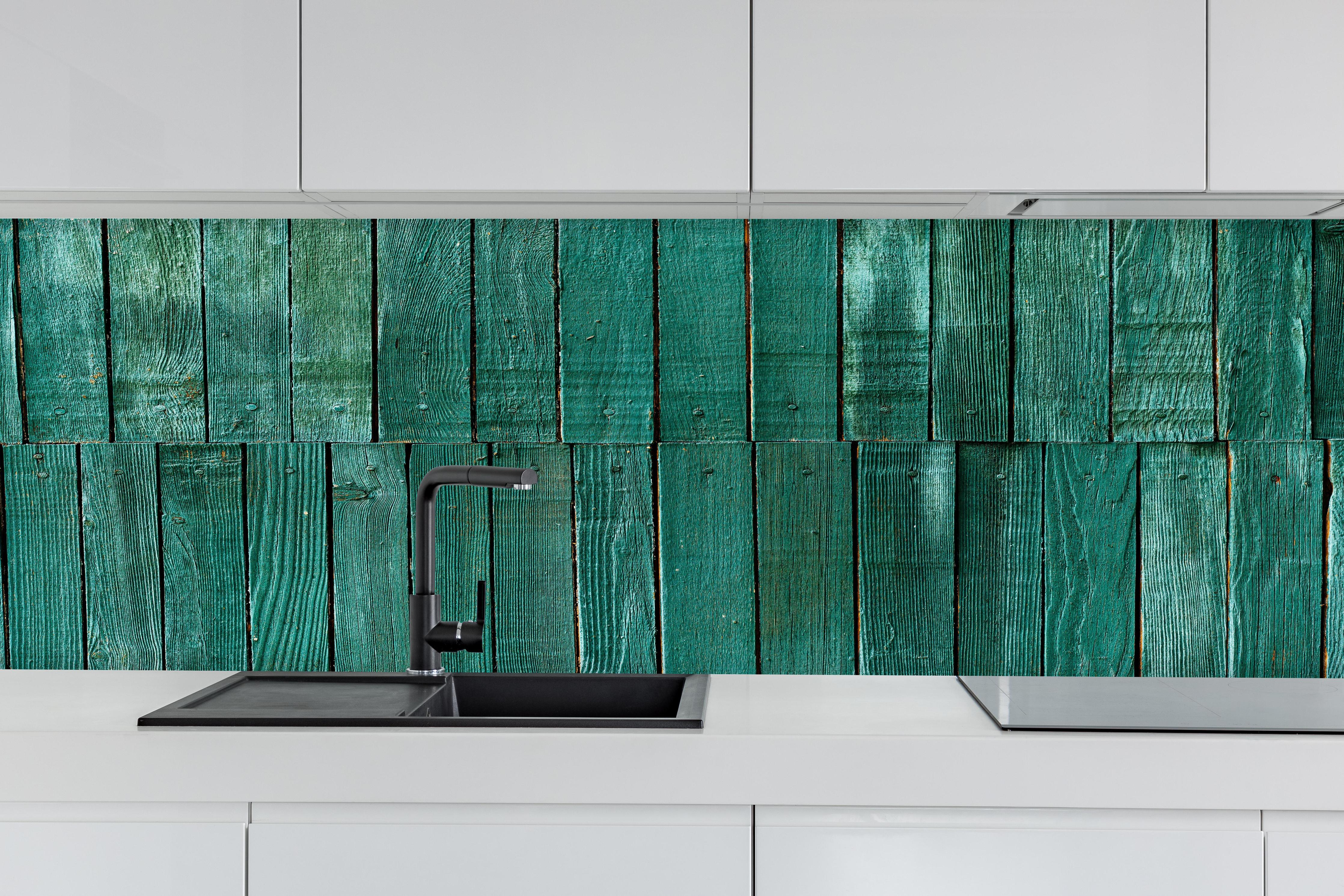 Küche - Bläuliche Holzbretter hinter weißen Hochglanz-Küchenregalen und schwarzem Wasserhahn