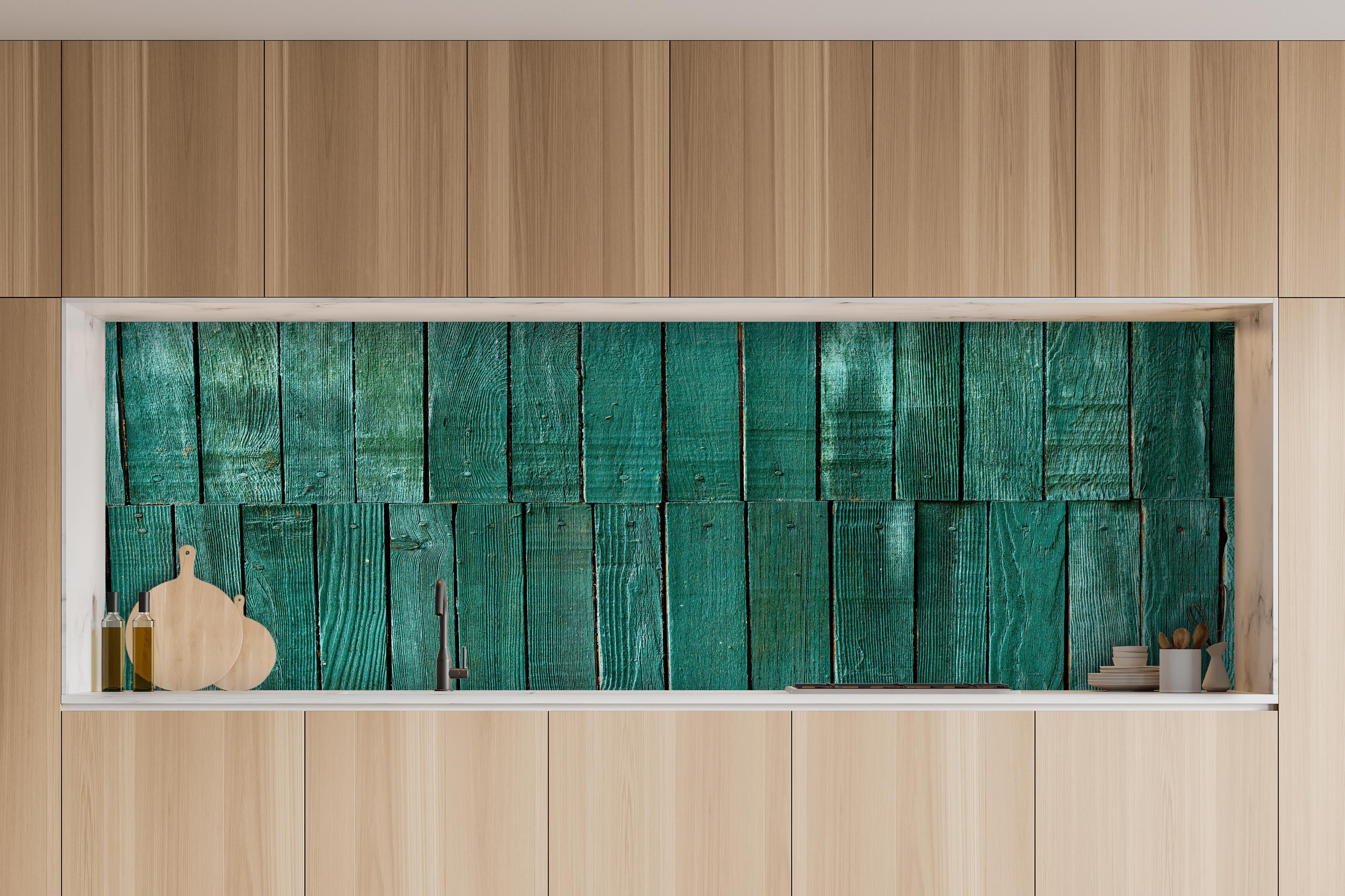 Küche - Bläuliche Holzbretter hinter weißen Hochglanz-Küchenregalen und schwarzem Wasserhahn