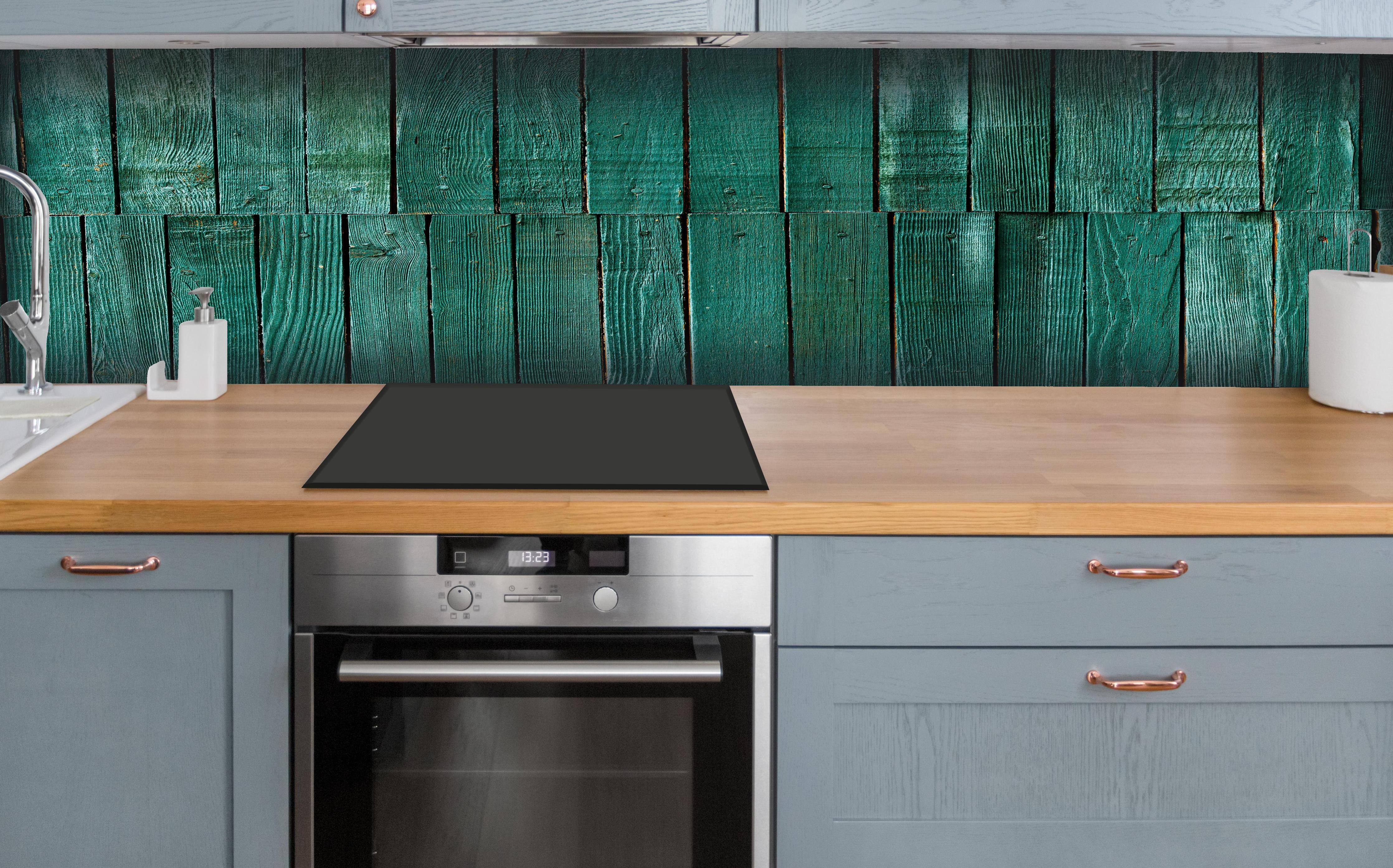 Küche - Bläuliche Holzbretter hinter weißen Hochglanz-Küchenregalen und schwarzem Wasserhahn