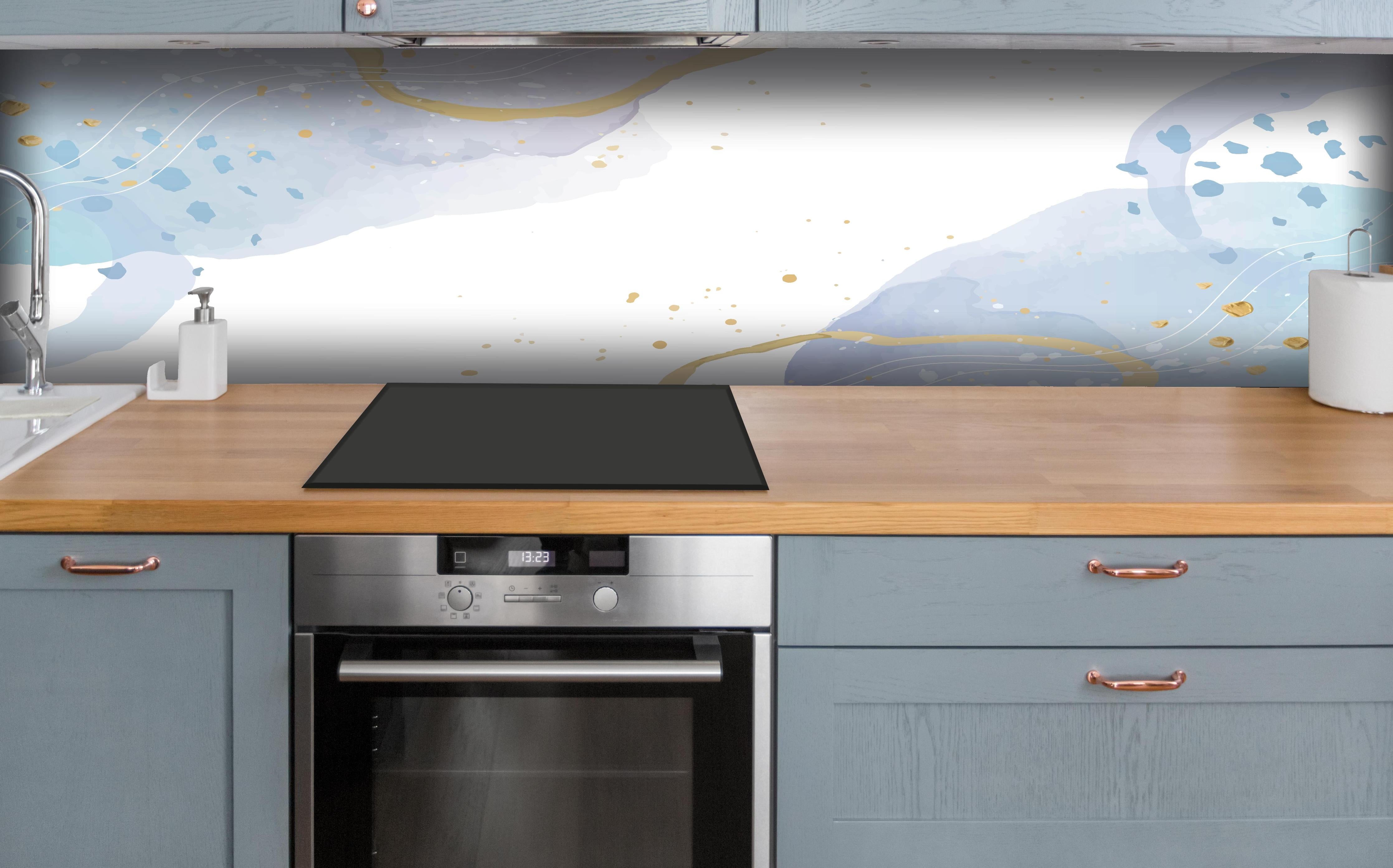 Küche - Blau-Goldenes Aquarell Kunstwerk Muster hinter weißen Hochglanz-Küchenregalen und schwarzem Wasserhahn