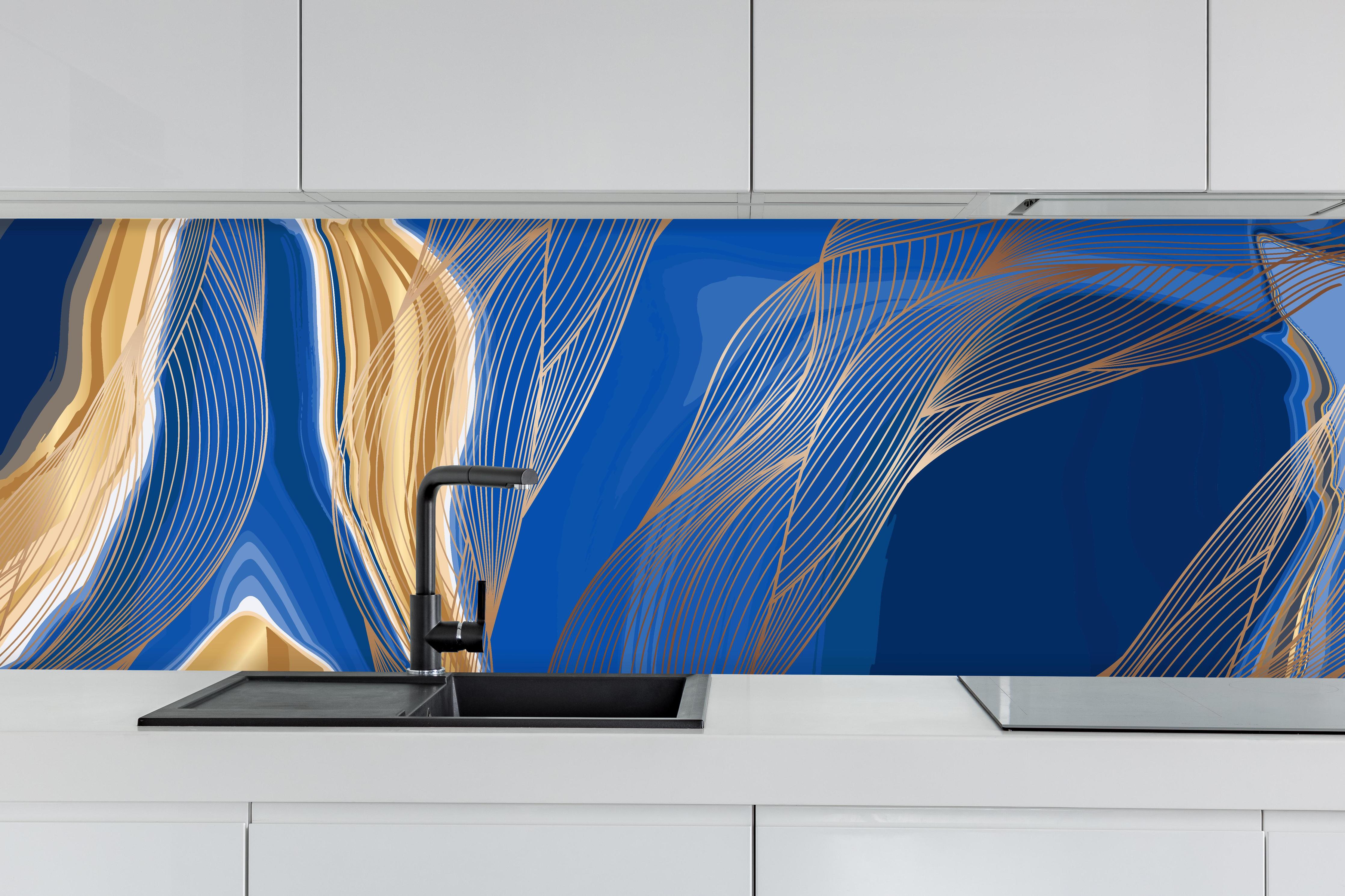 Küche - Blau-Goldenes abstraktes Linien-Art-Design hinter weißen Hochglanz-Küchenregalen und schwarzem Wasserhahn