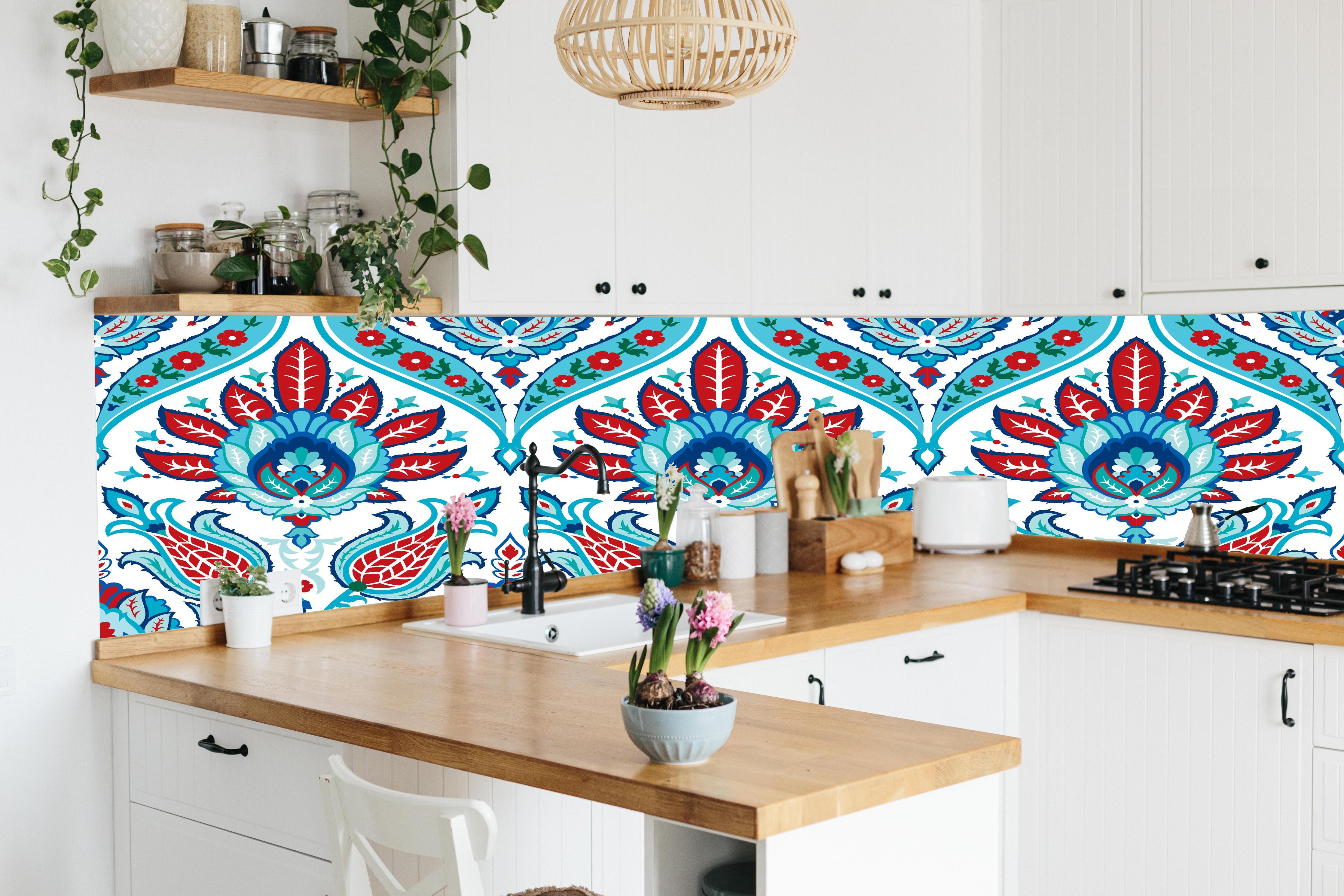 Küche - Blau-Roter Exotischer Blumendruck hinter weißen Hochglanz-Küchenregalen und schwarzem Wasserhahn