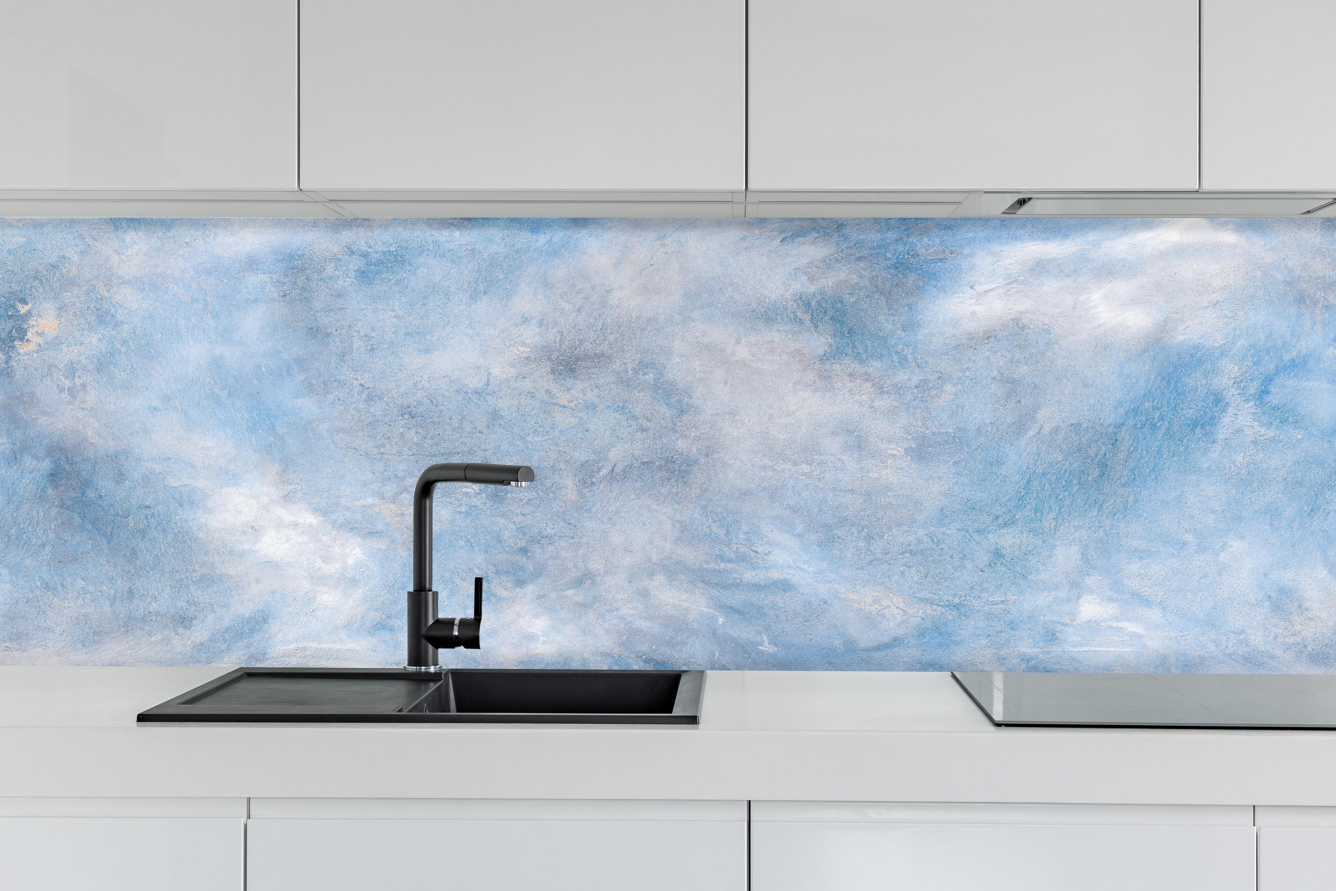 Küche - Blaue Marmor Textur hinter weißen Hochglanz-Küchenregalen und schwarzem Wasserhahn