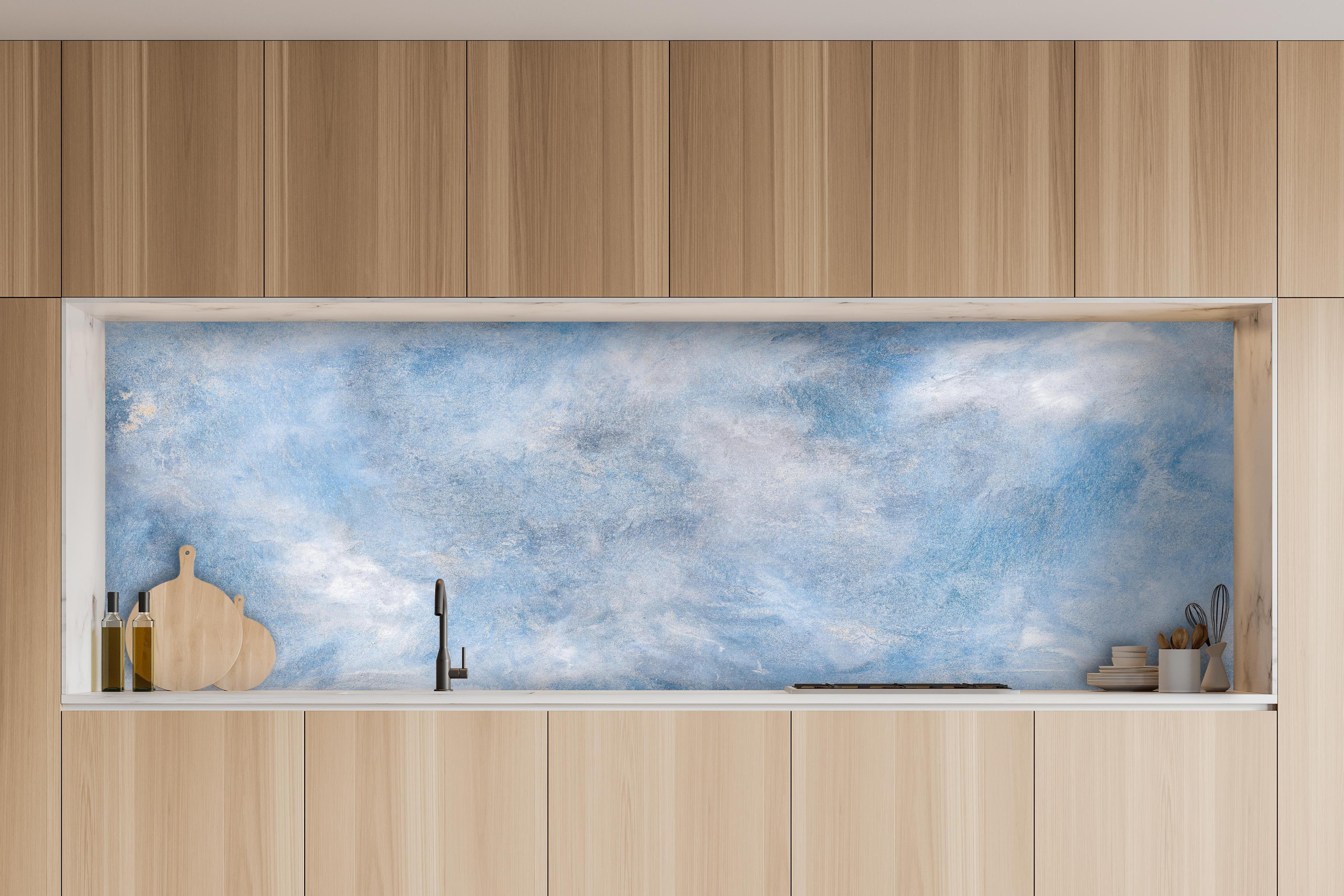 Küche - Blaue Marmor Textur hinter weißen Hochglanz-Küchenregalen und schwarzem Wasserhahn