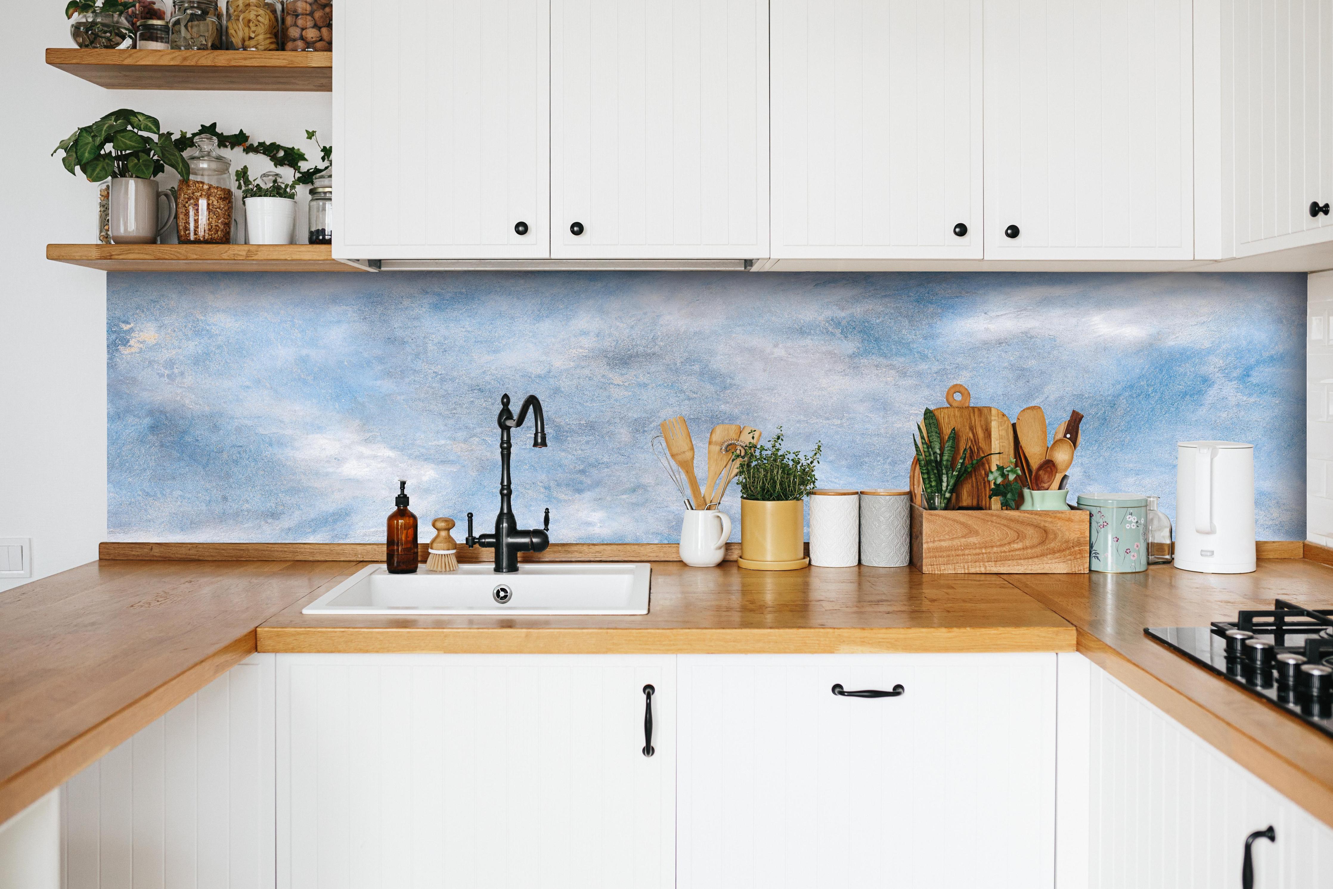 Küche - Blaue Marmor Textur hinter weißen Hochglanz-Küchenregalen und schwarzem Wasserhahn