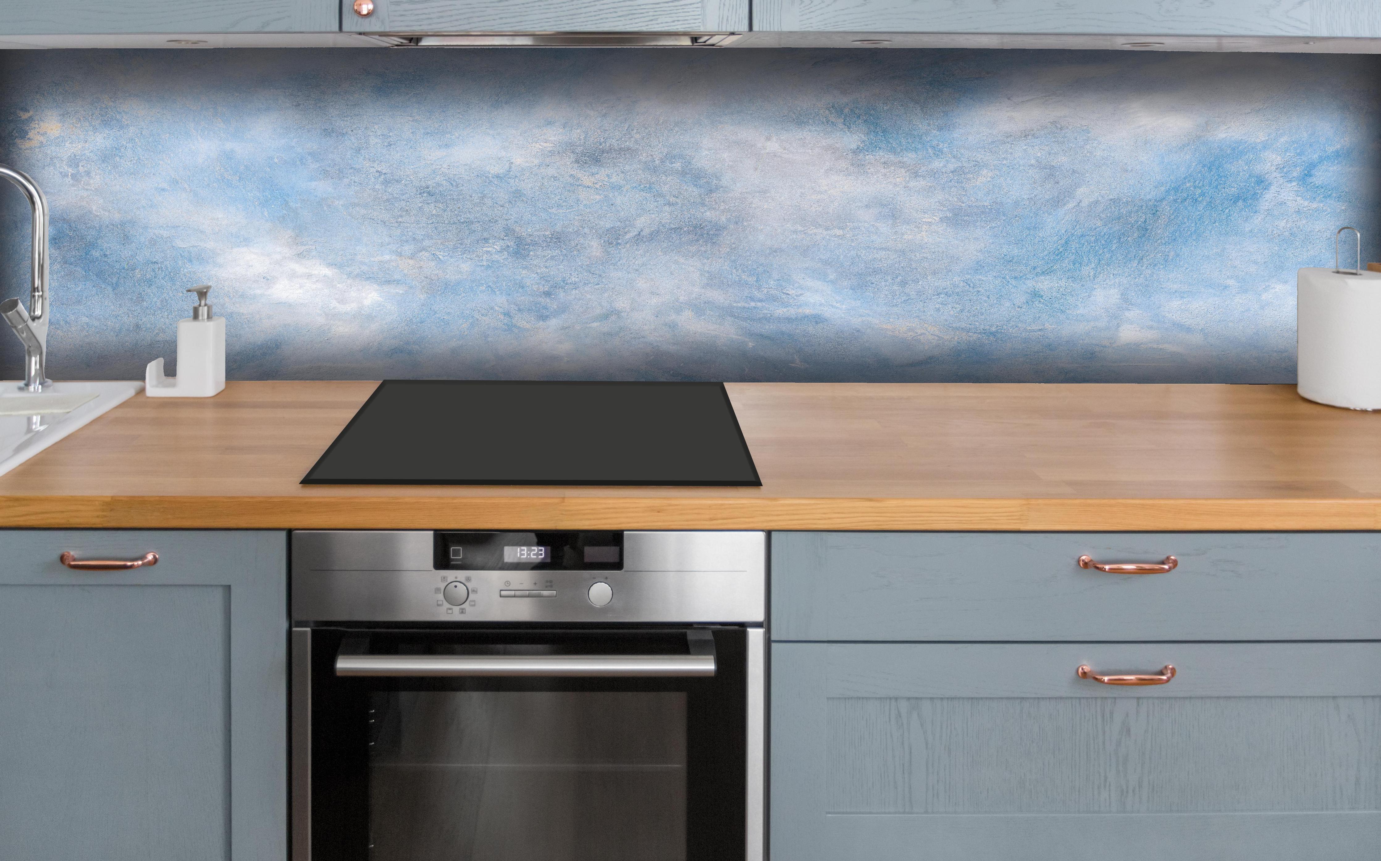 Küche - Blaue Marmor Textur hinter weißen Hochglanz-Küchenregalen und schwarzem Wasserhahn