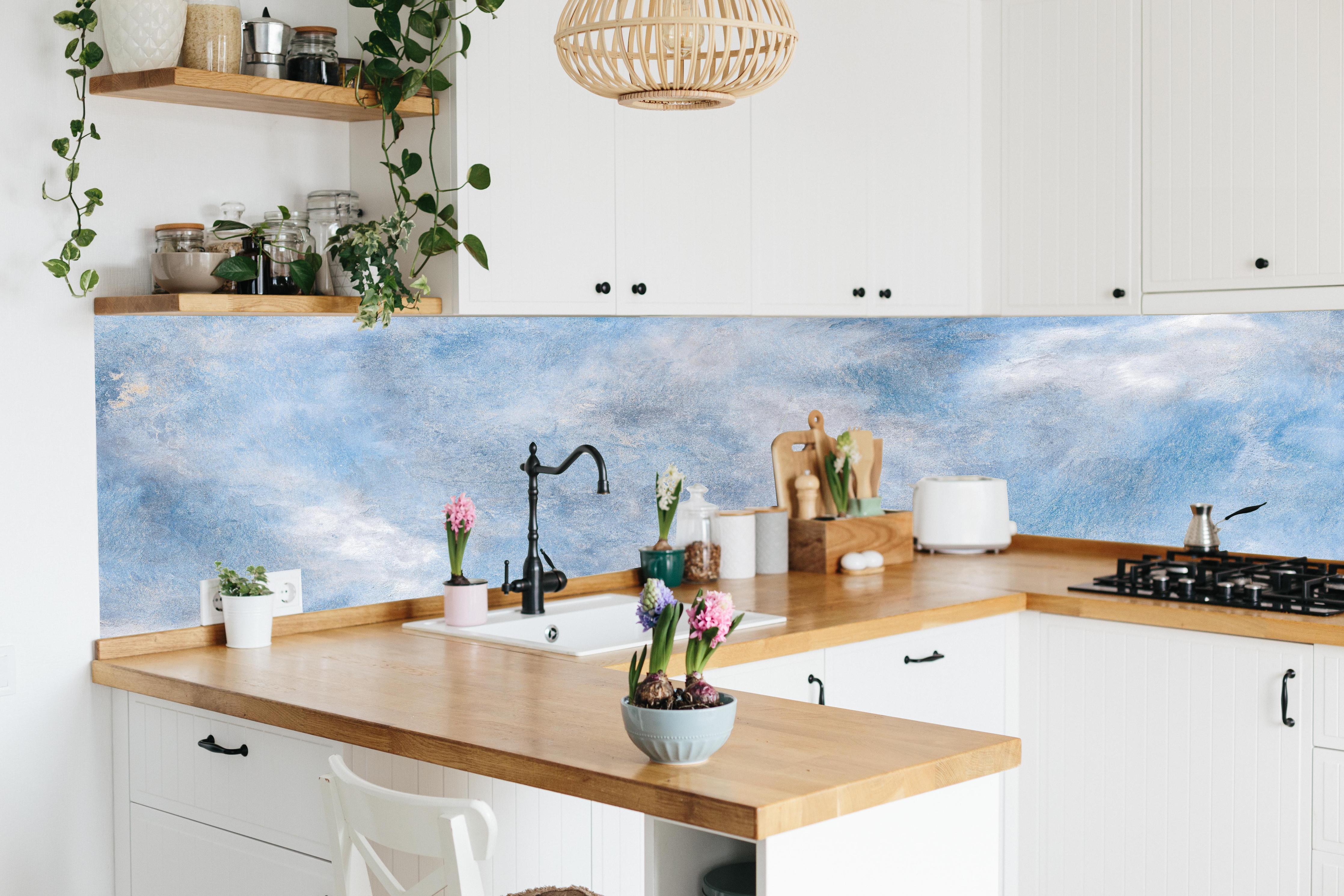 Küche - Blaue Marmor Textur hinter weißen Hochglanz-Küchenregalen und schwarzem Wasserhahn