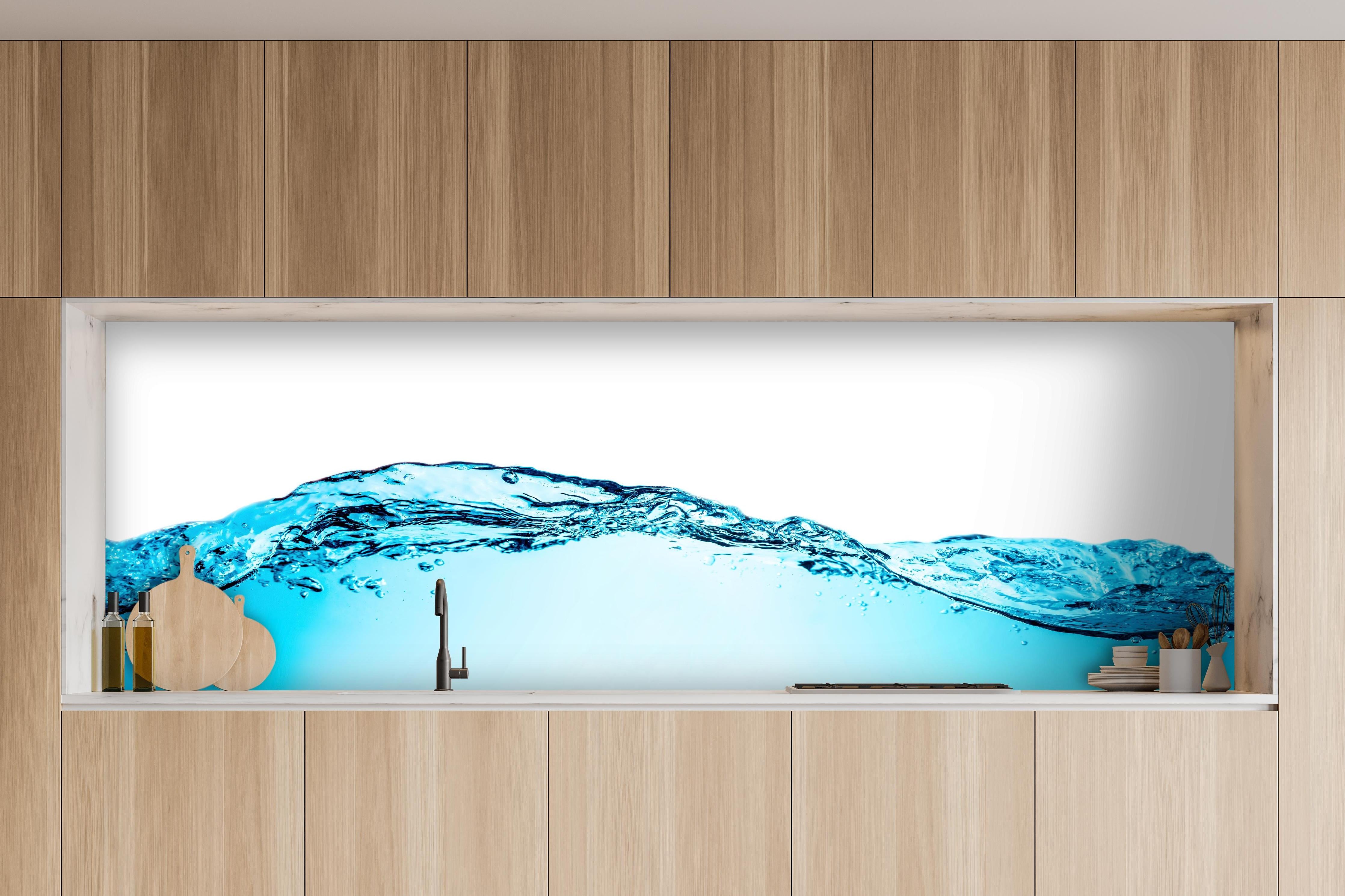 Küche - Blaue Wellentextur mit Luftblasen isoliert hinter weißen Hochglanz-Küchenregalen und schwarzem Wasserhahn