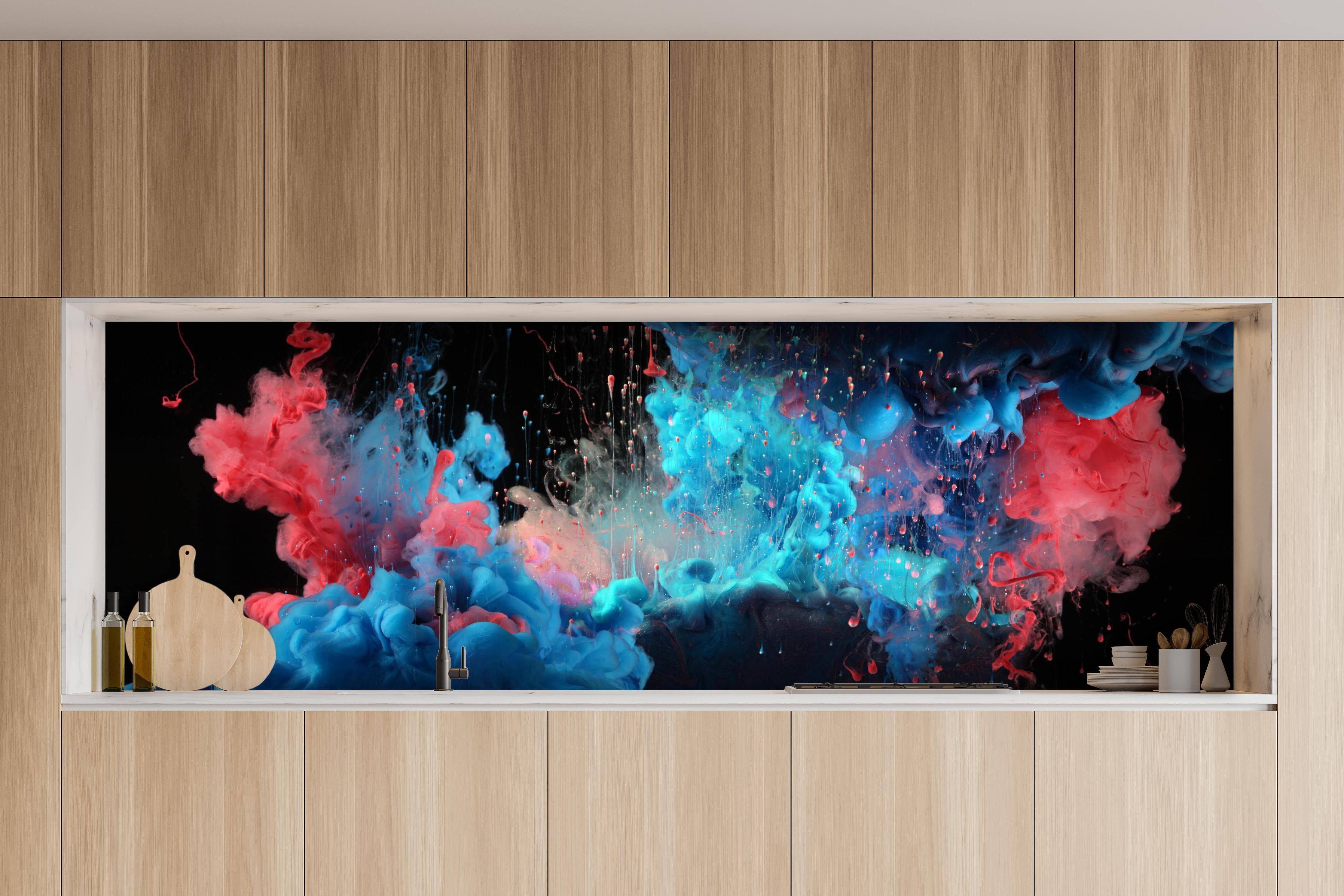 Küche - Blaue und rote Acryl-Farben auf Schwarz hinter weißen Hochglanz-Küchenregalen und schwarzem Wasserhahn