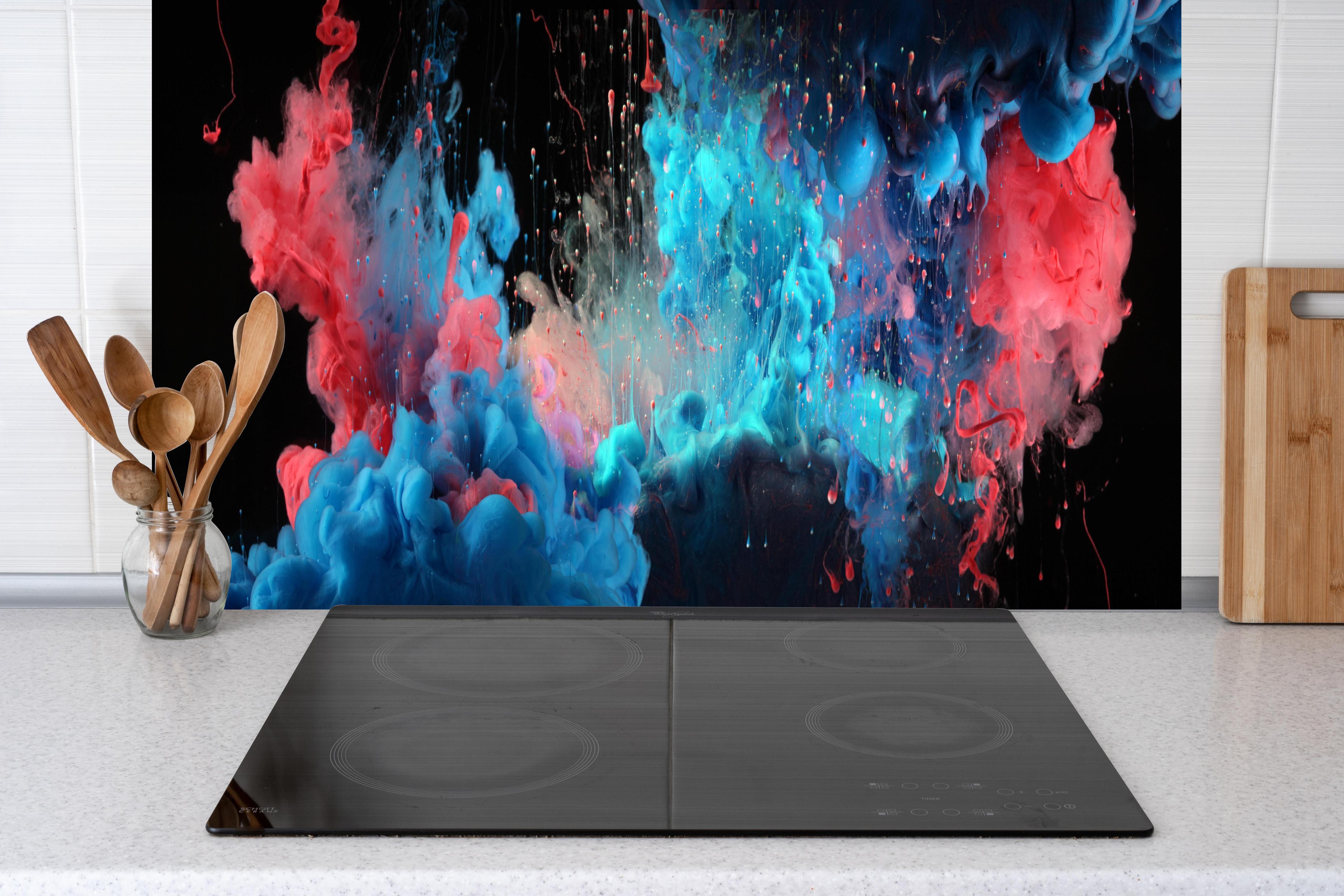 Küche - Blaue und rote Acryl-Farben auf Schwarz hinter weißen Hochglanz-Küchenregalen und schwarzem Wasserhahn