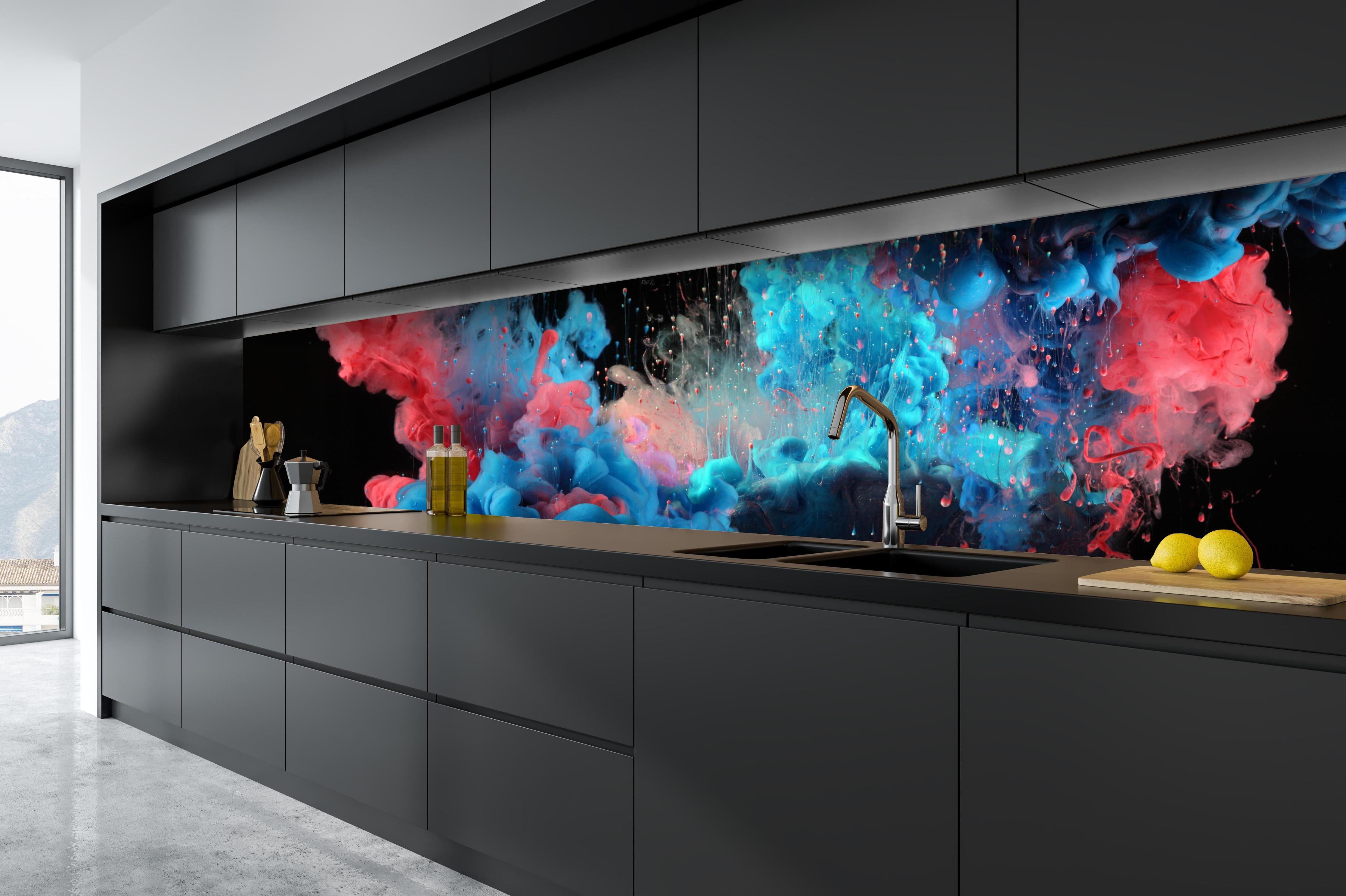 Küche - Blaue und rote Acryl-Farben auf Schwarz hinter weißen Hochglanz-Küchenregalen und schwarzem Wasserhahn