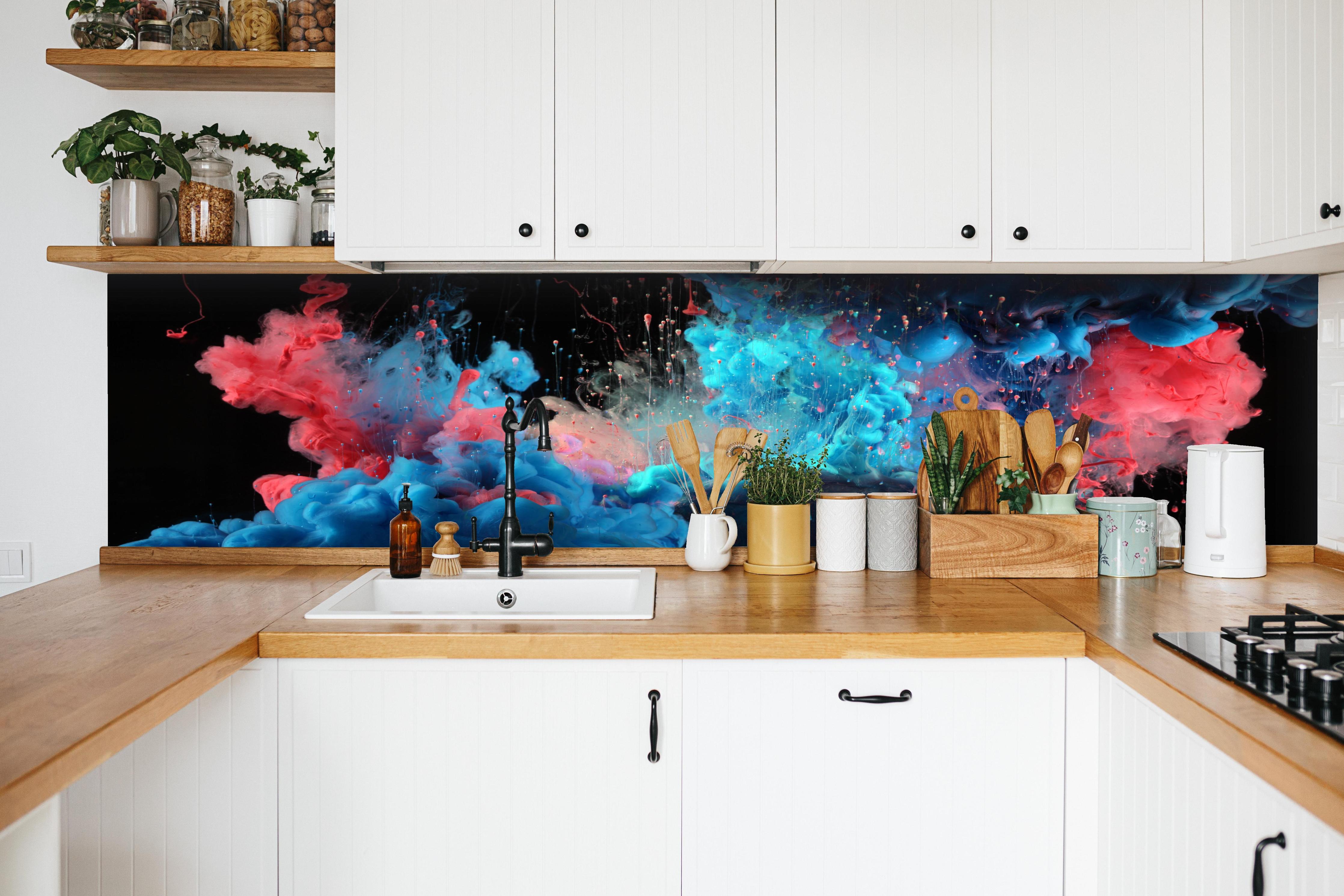 Küche - Blaue und rote Acryl-Farben auf Schwarz hinter weißen Hochglanz-Küchenregalen und schwarzem Wasserhahn