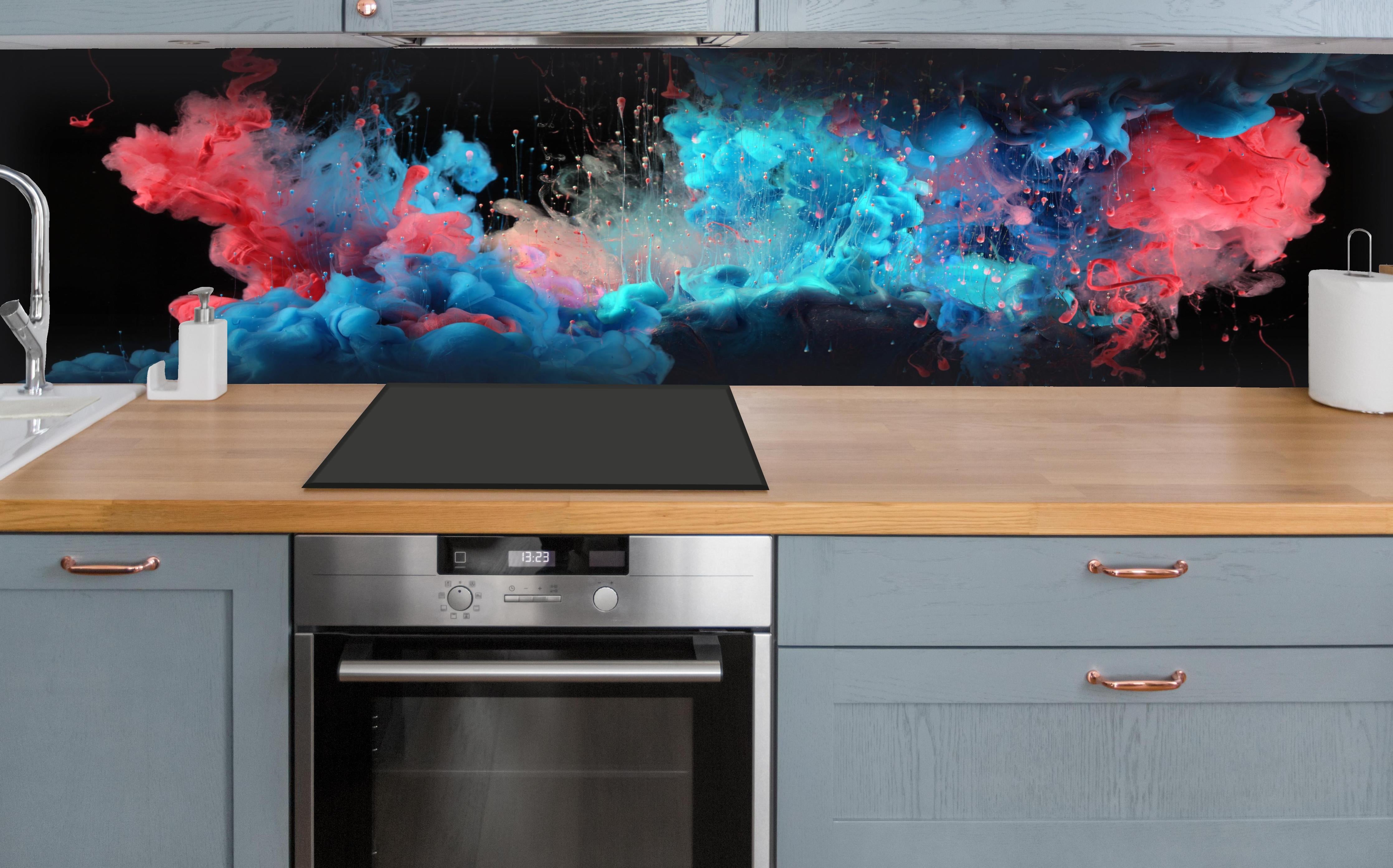 Küche - Blaue und rote Acryl-Farben auf Schwarz hinter weißen Hochglanz-Küchenregalen und schwarzem Wasserhahn