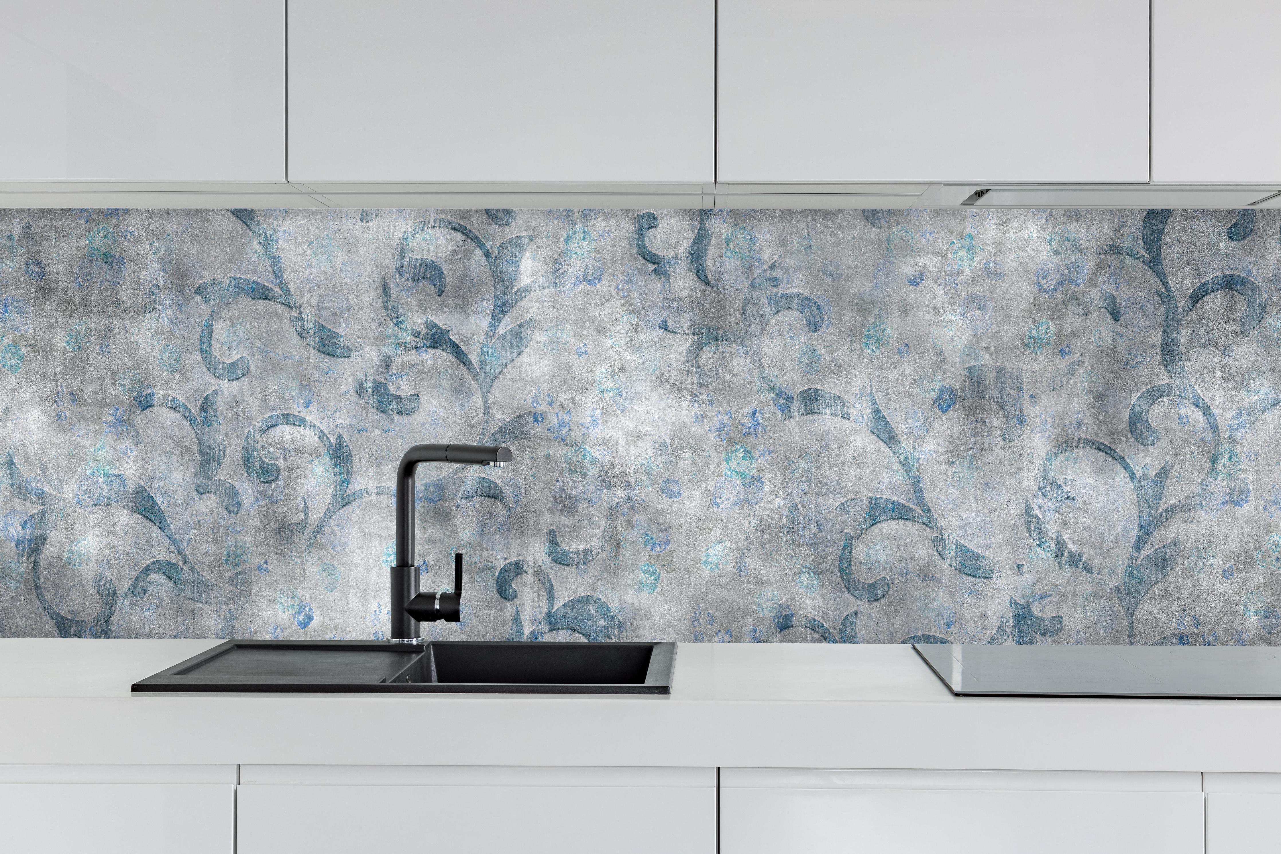 Küche - Blaues Blätter Muster - Zement hinter weißen Hochglanz-Küchenregalen und schwarzem Wasserhahn