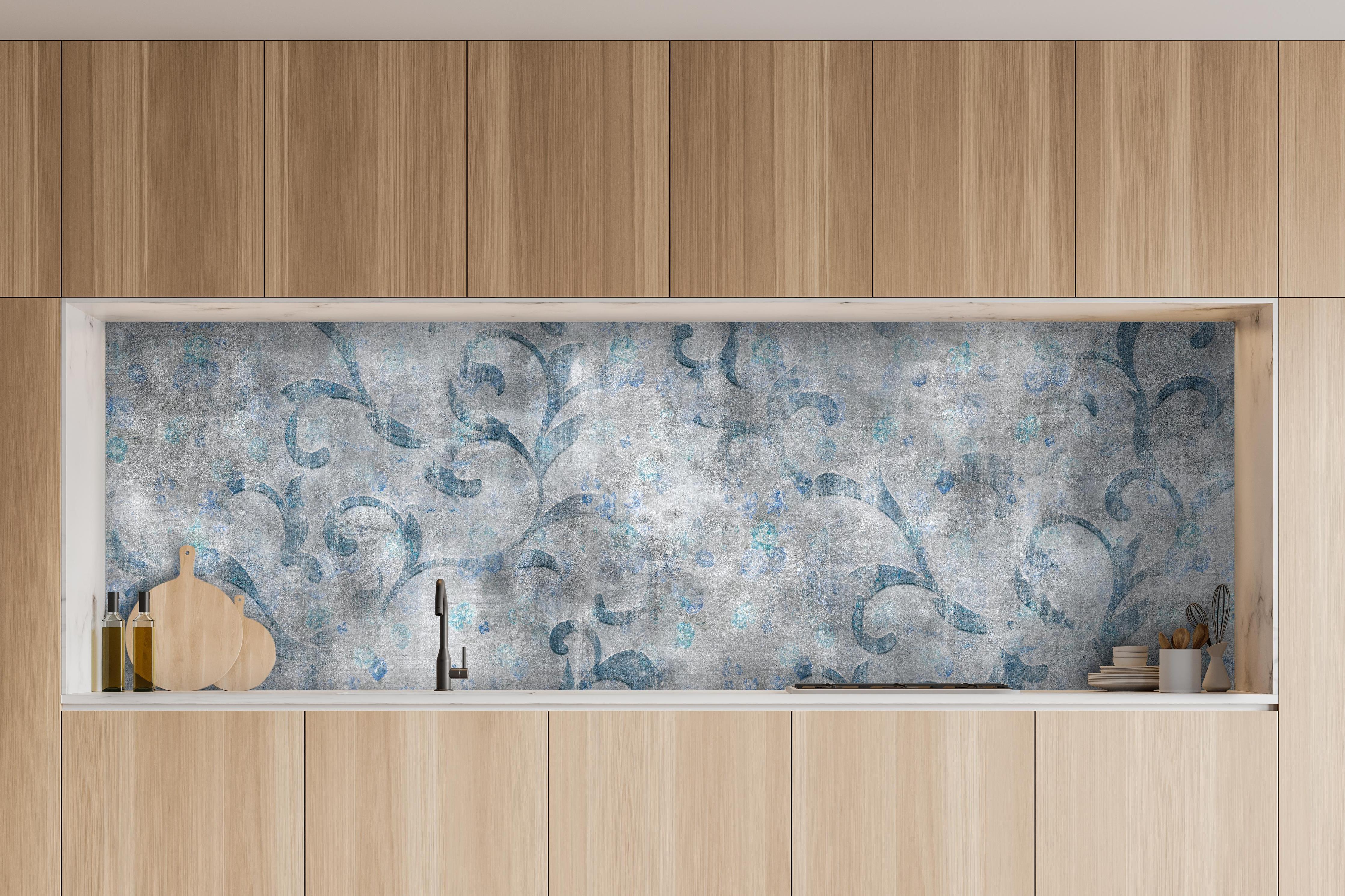 Küche - Blaues Blätter Muster - Zement hinter weißen Hochglanz-Küchenregalen und schwarzem Wasserhahn