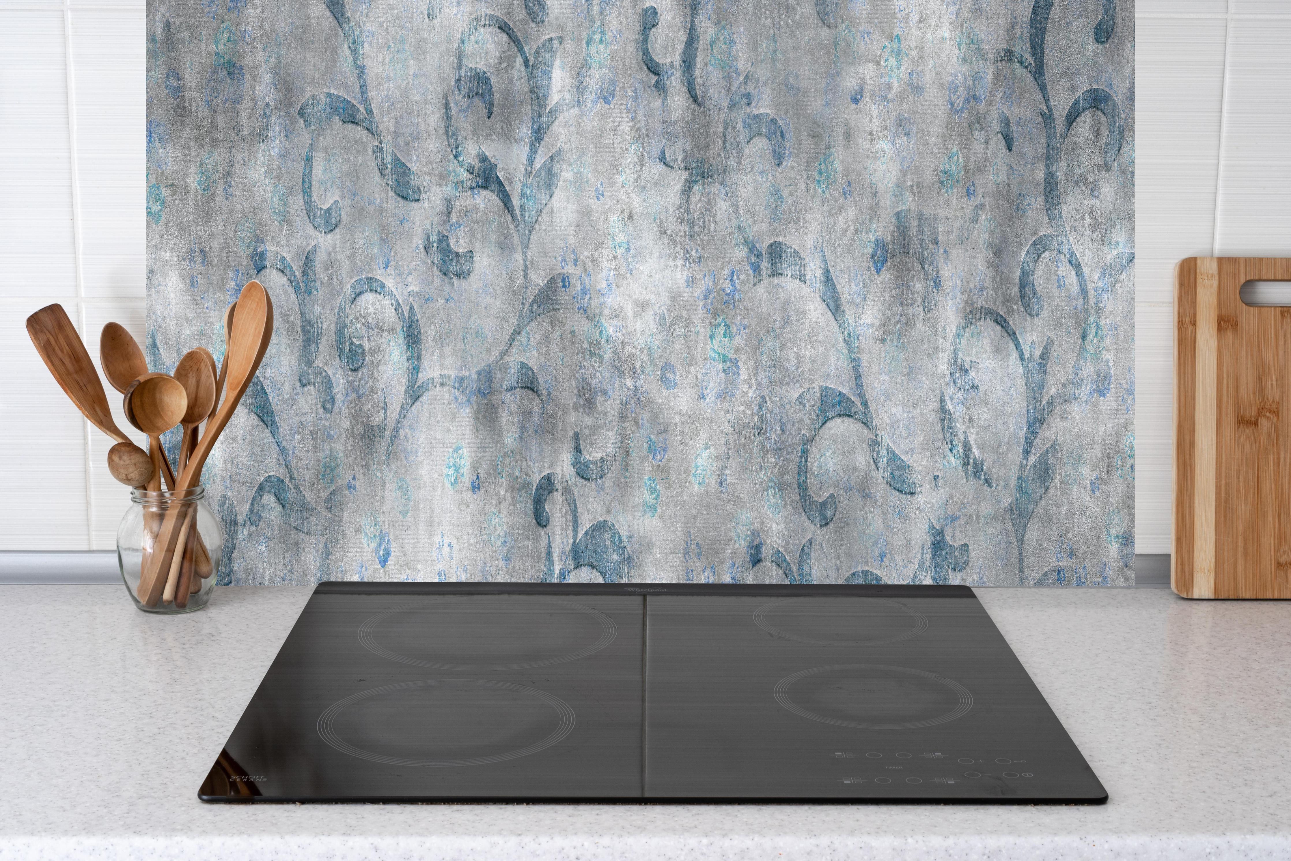 Küche - Blaues Blätter Muster - Zement hinter weißen Hochglanz-Küchenregalen und schwarzem Wasserhahn