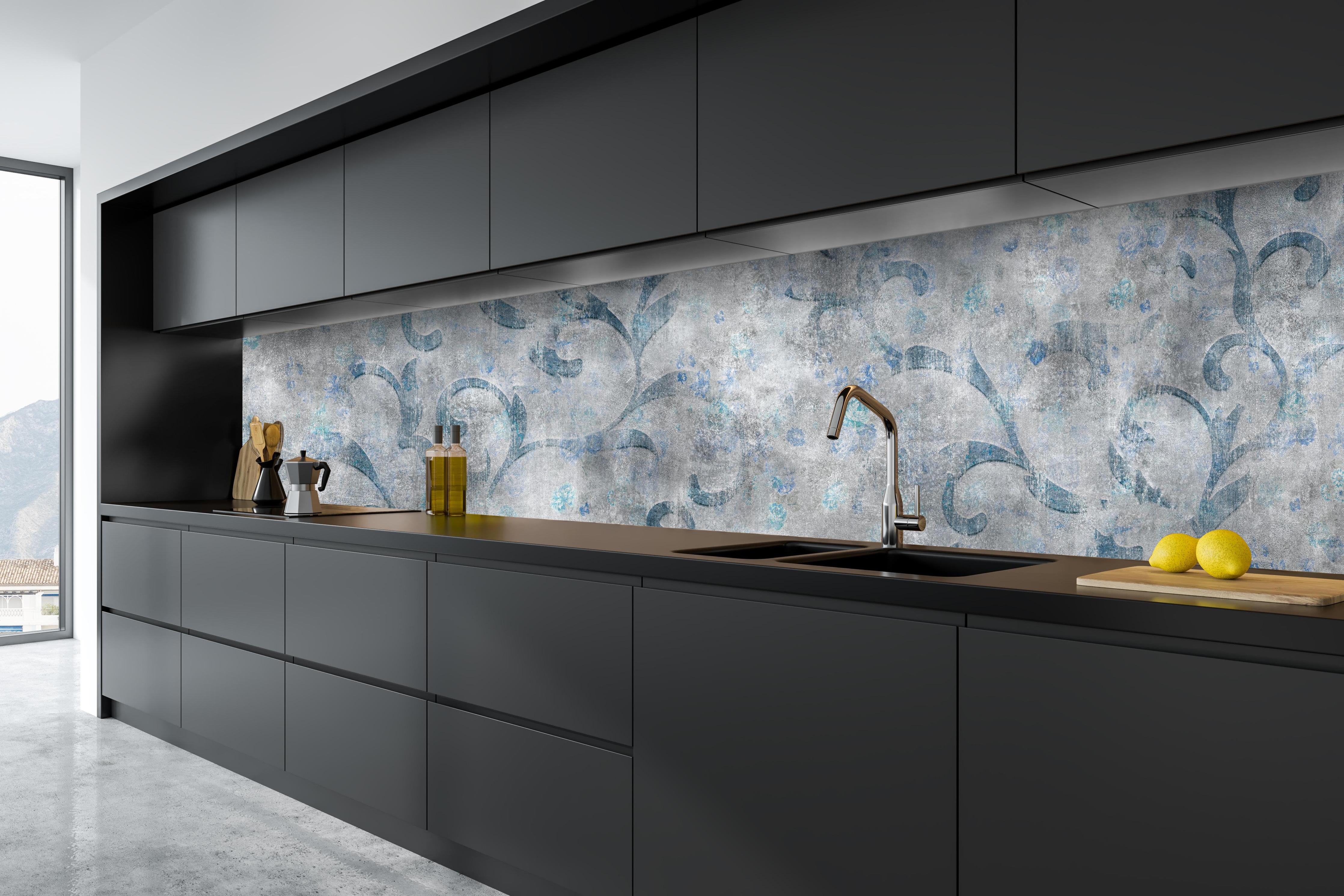 Küche - Blaues Blätter Muster - Zement hinter weißen Hochglanz-Küchenregalen und schwarzem Wasserhahn