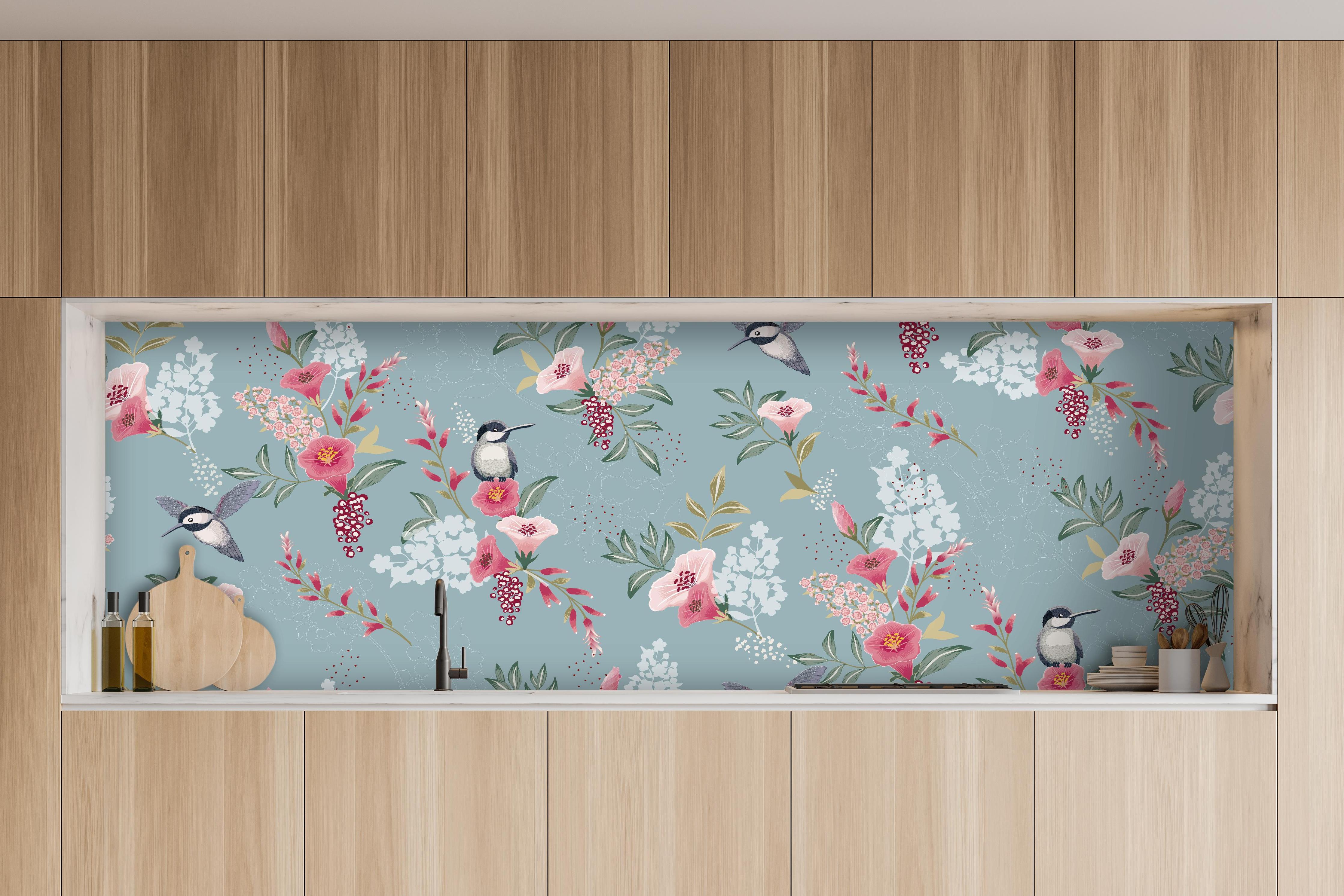 Küche - Blaugraues Vogel-Blumen-Design Muster hinter weißen Hochglanz-Küchenregalen und schwarzem Wasserhahn