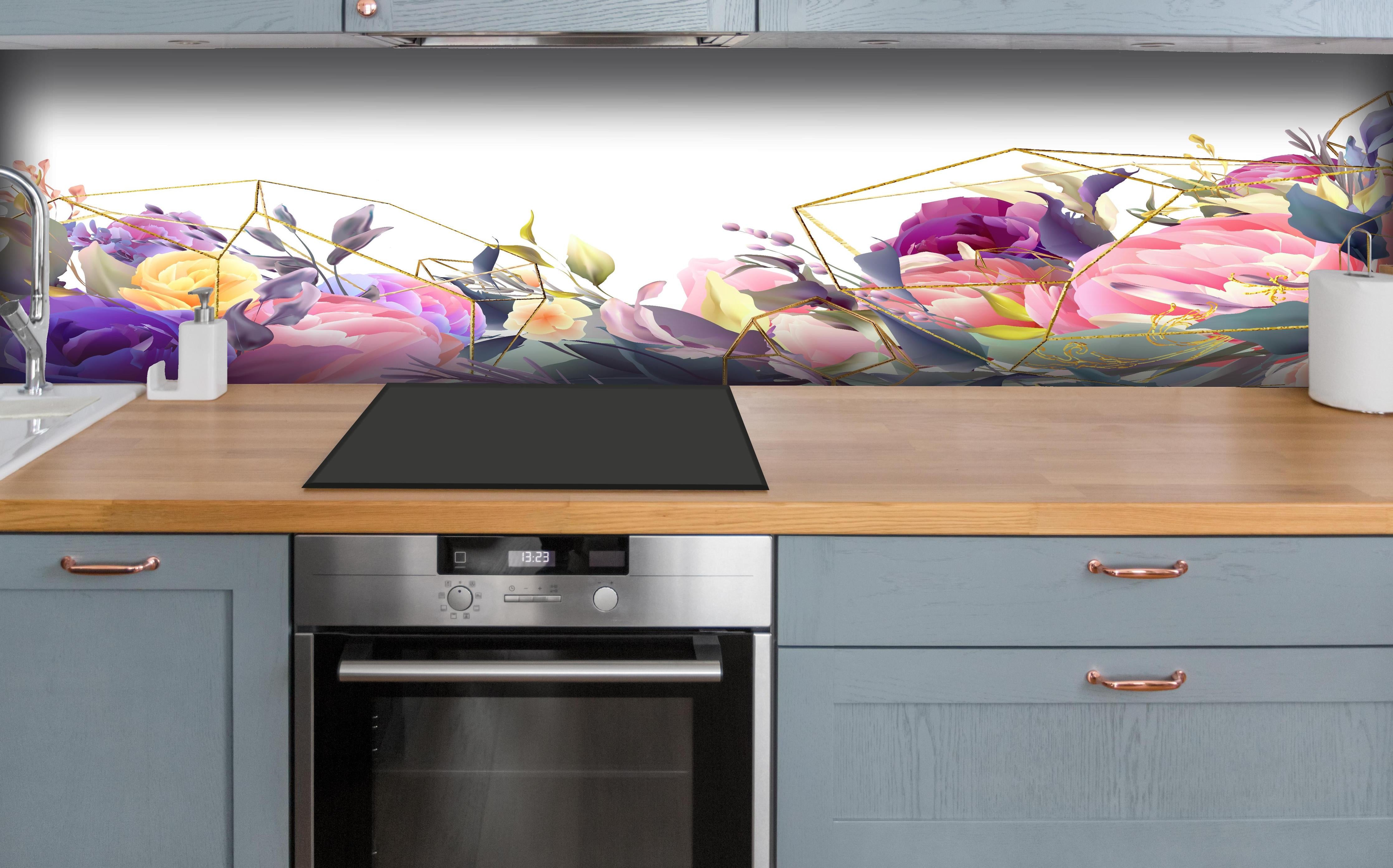 Küche - Blühendes Design mit eleganten Goldlinien hinter weißen Hochglanz-Küchenregalen und schwarzem Wasserhahn