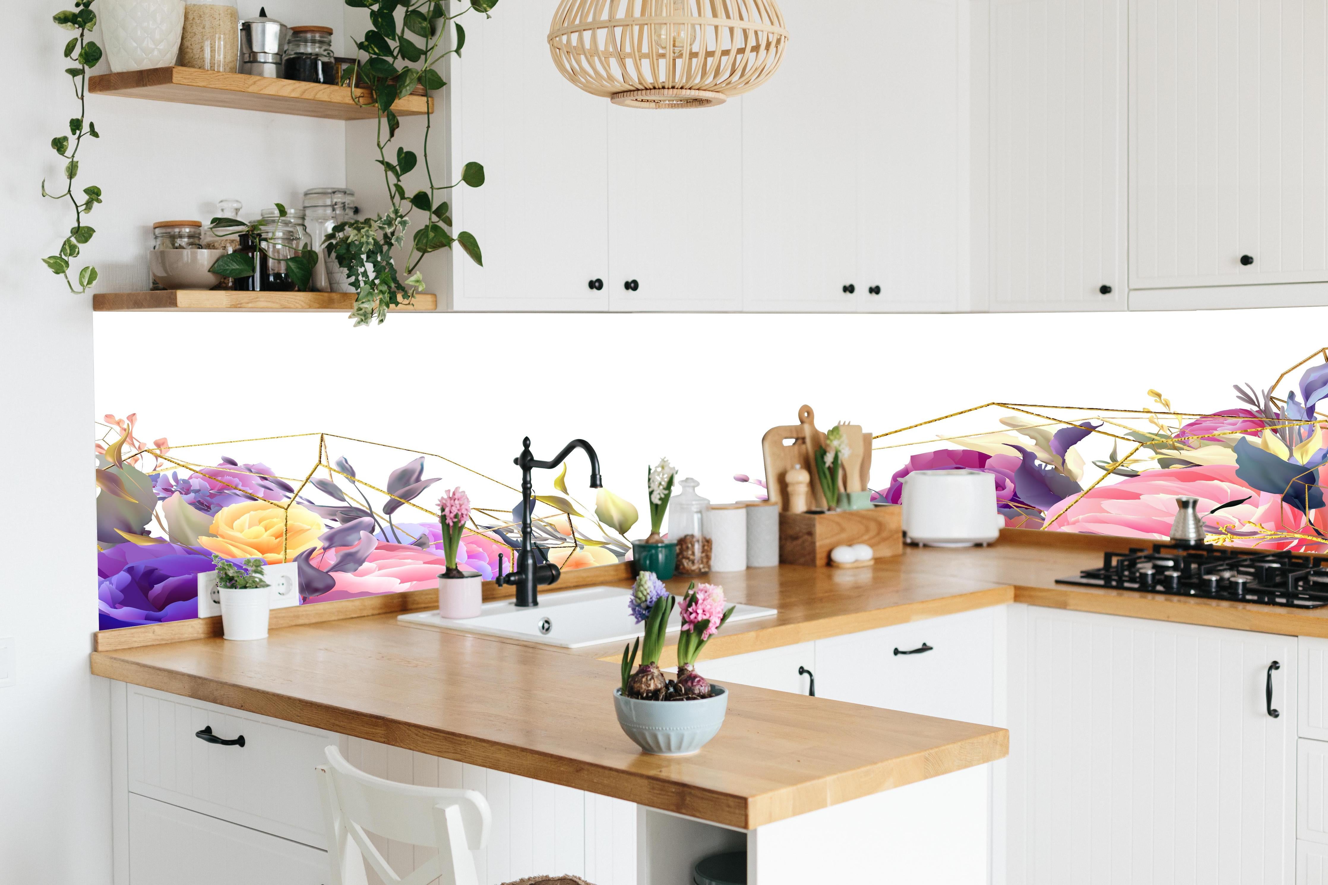 Küche - Blühendes Design mit eleganten Goldlinien hinter weißen Hochglanz-Küchenregalen und schwarzem Wasserhahn