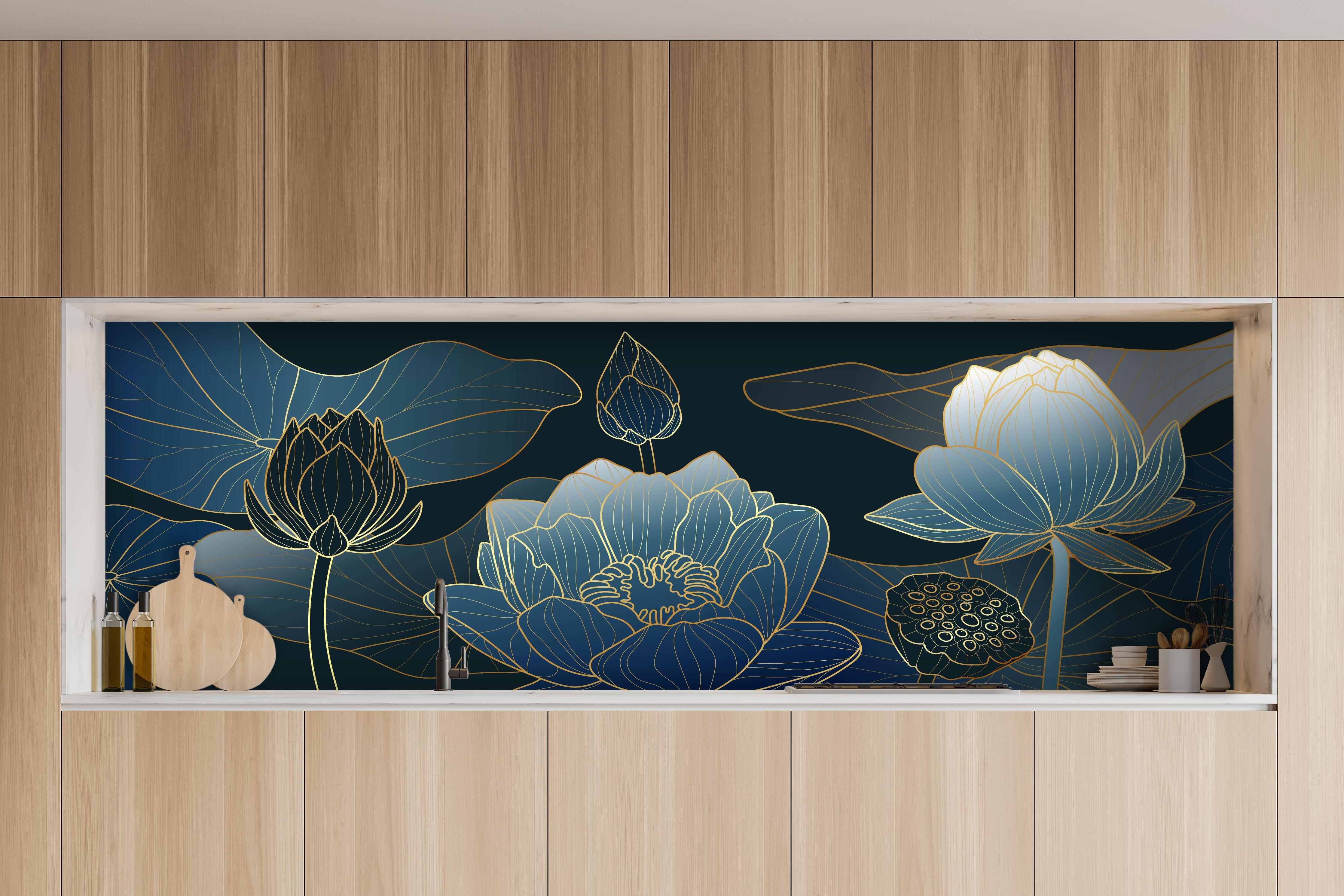 Küche - Blumendesign in Blau-Weiß mit goldenen Akzenten hinter weißen Hochglanz-Küchenregalen und schwarzem Wasserhahn